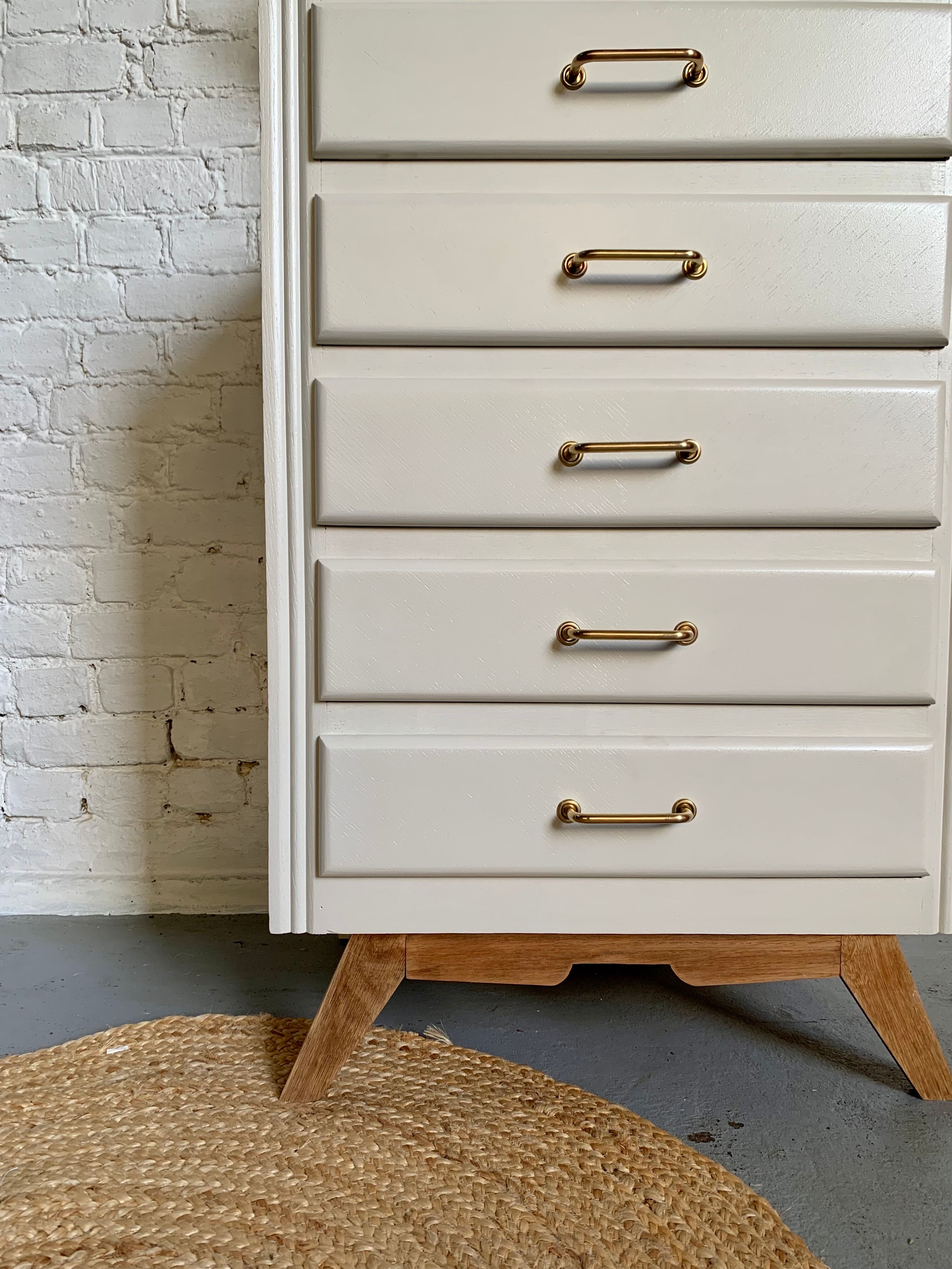 Dresser feet compass