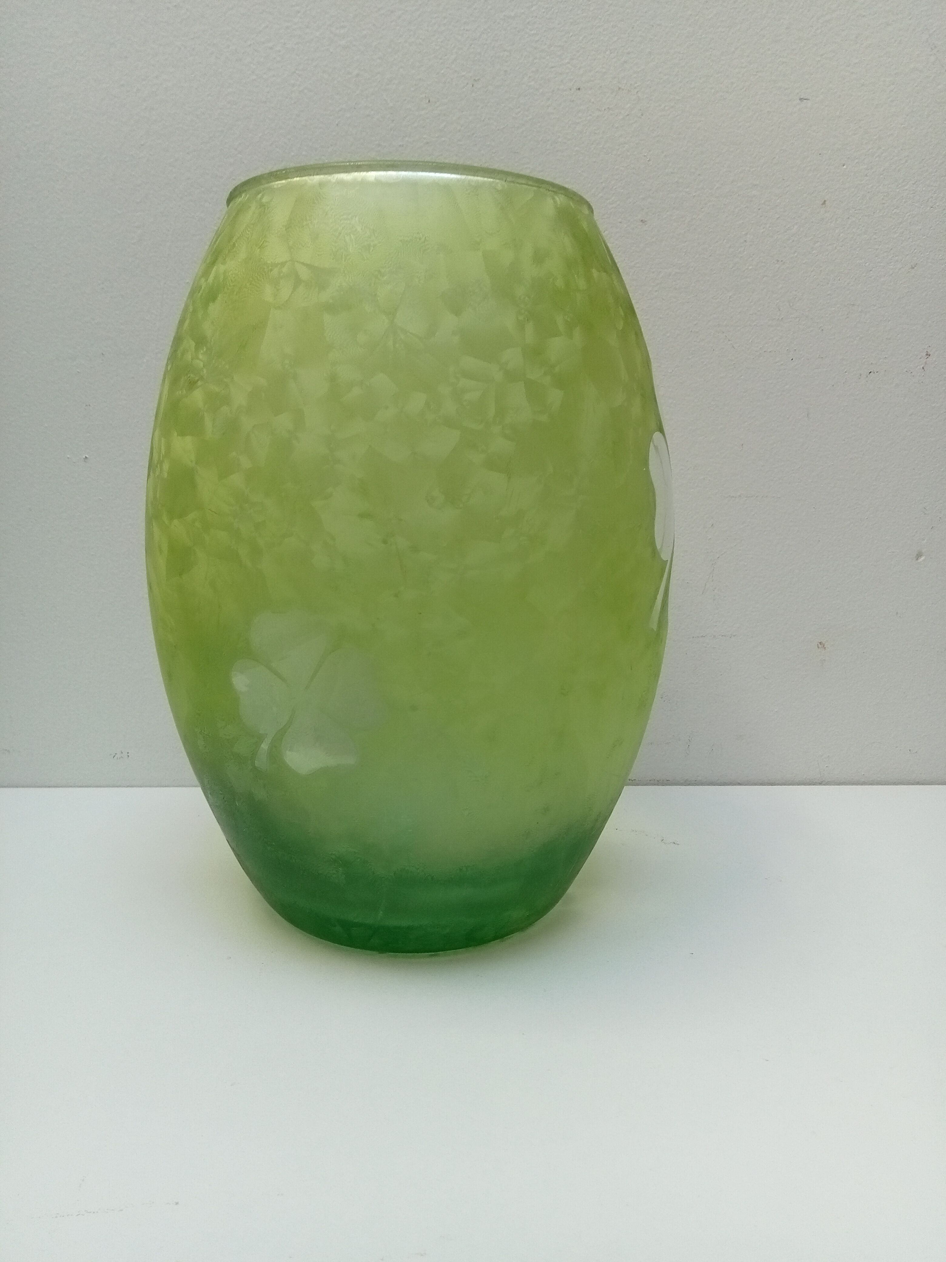 Green vase decoration clover