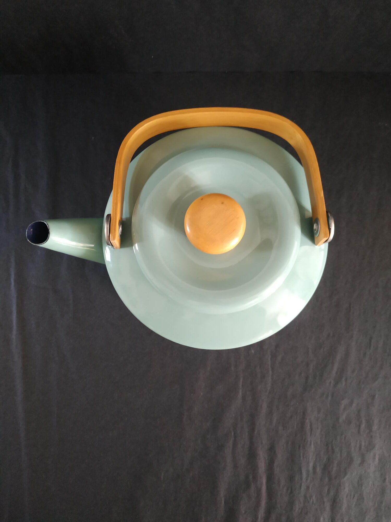 Teapot in enamelled tole green almond