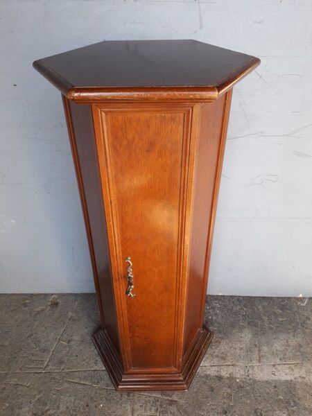 Wooden harness column - interior storage