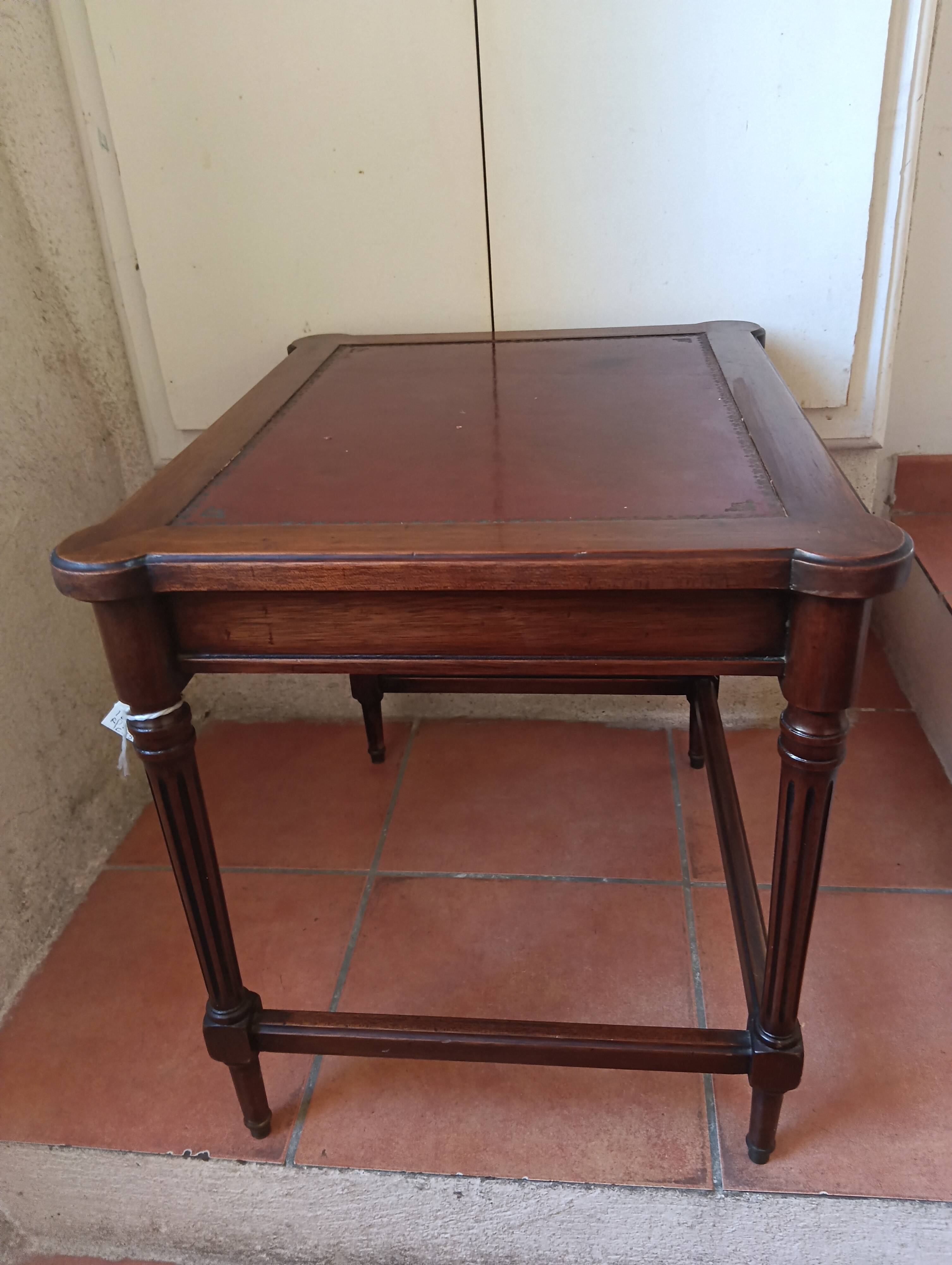 Nesting table set