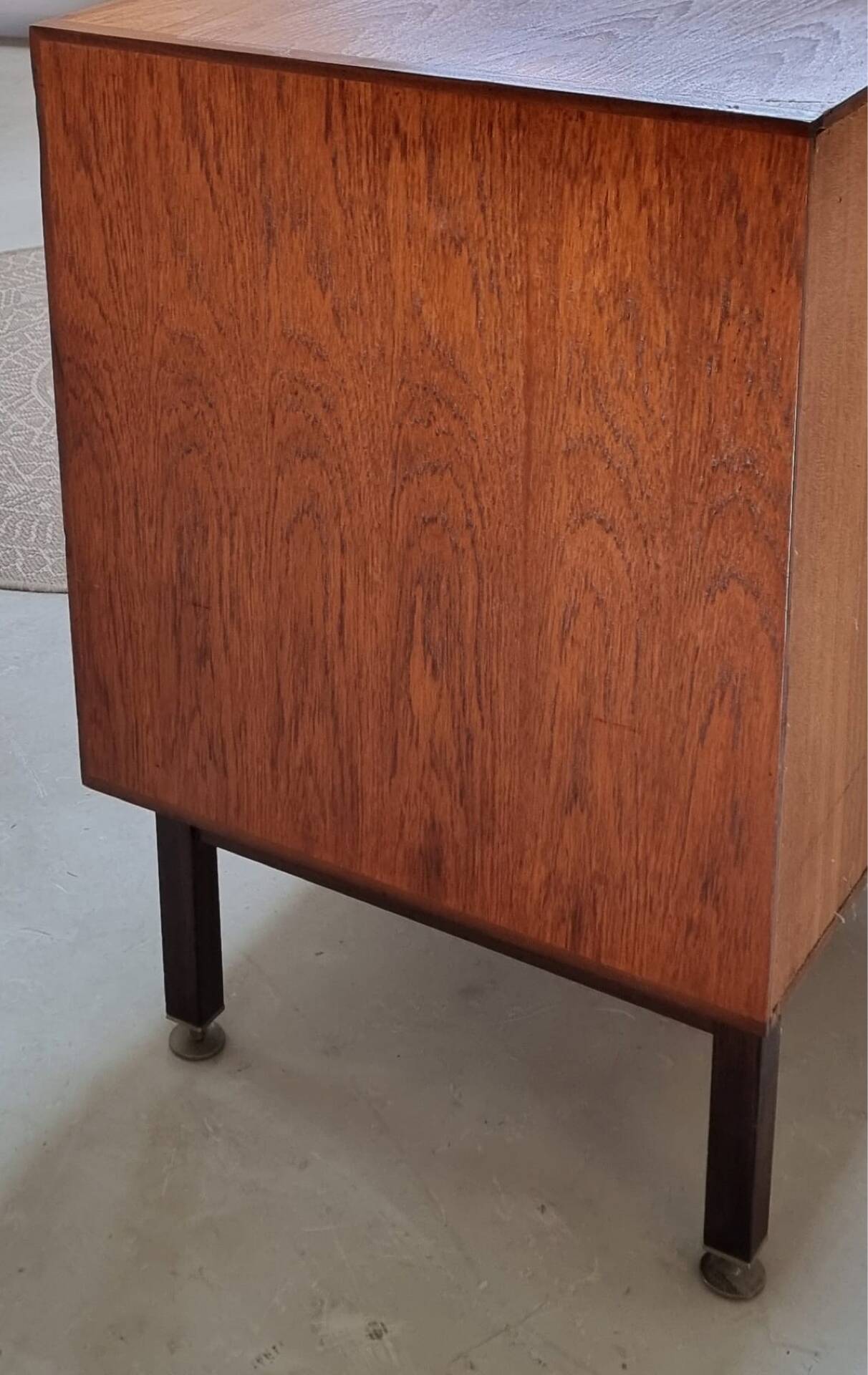 Armoire à tiroirs du milieu du siècle
