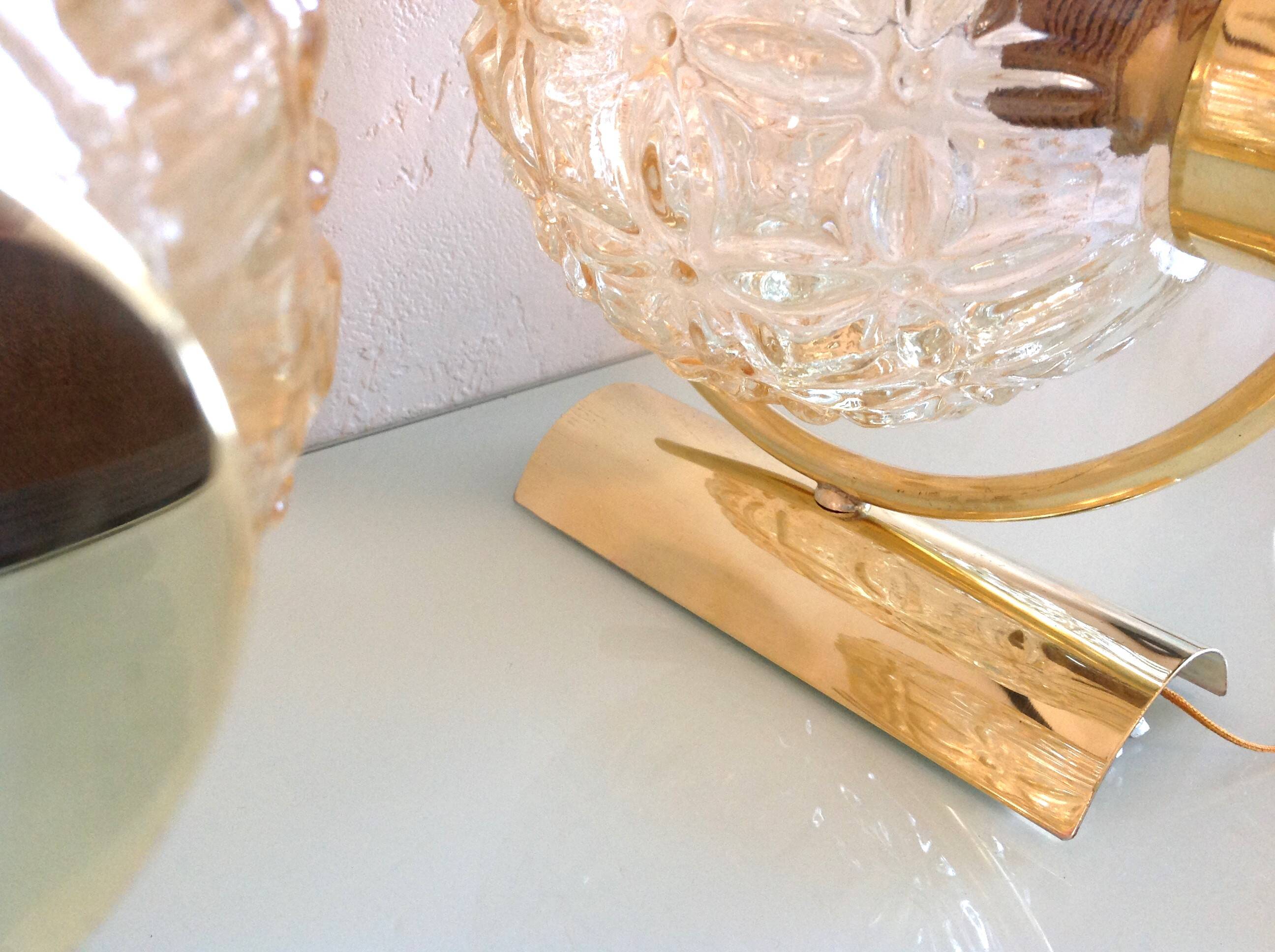 Paire d'appliques en laiton et globes en verre ambré structuré / vintage années 60-70