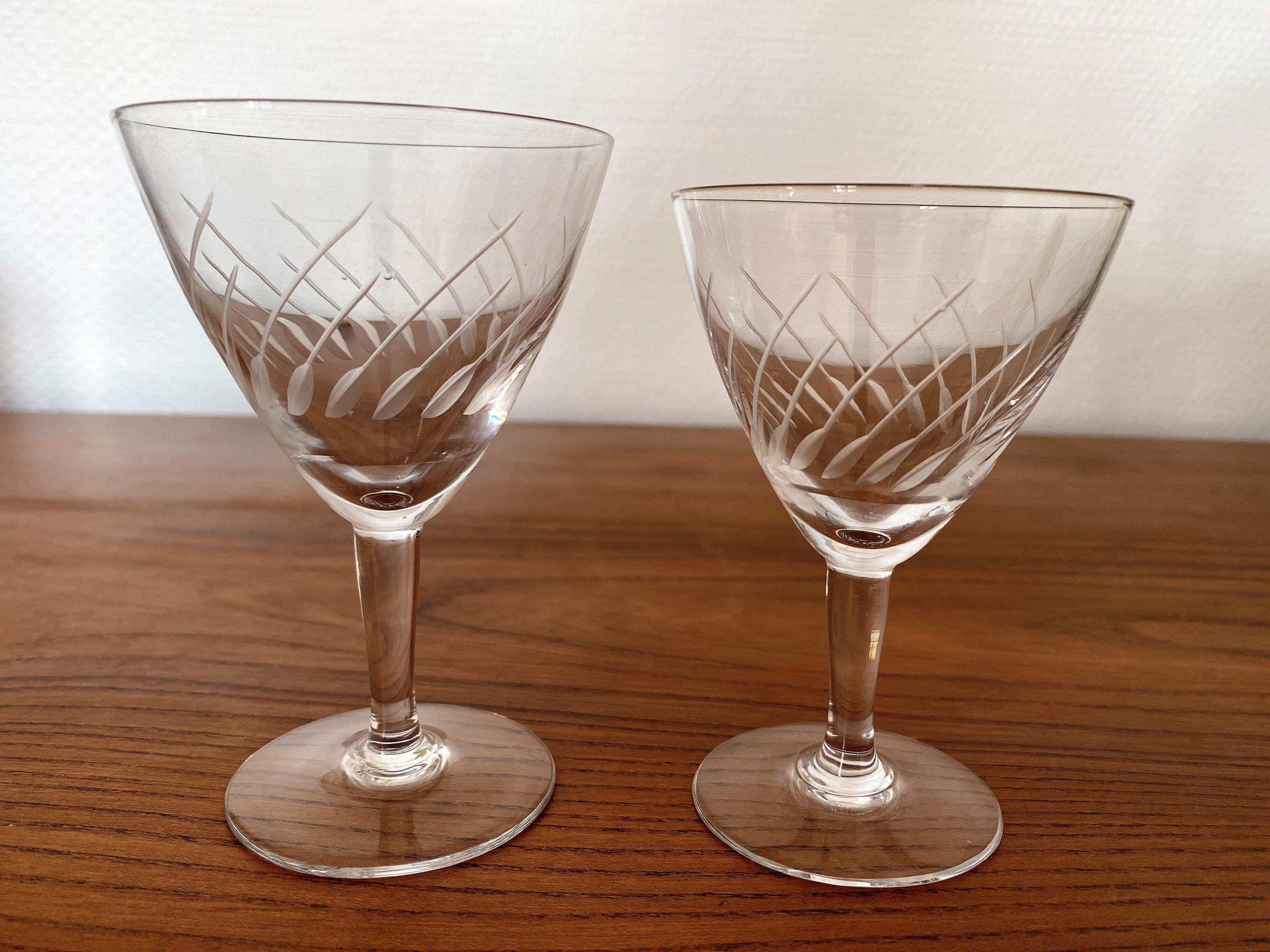 2 engraved glass wine glasses 9 cl and 6 cl