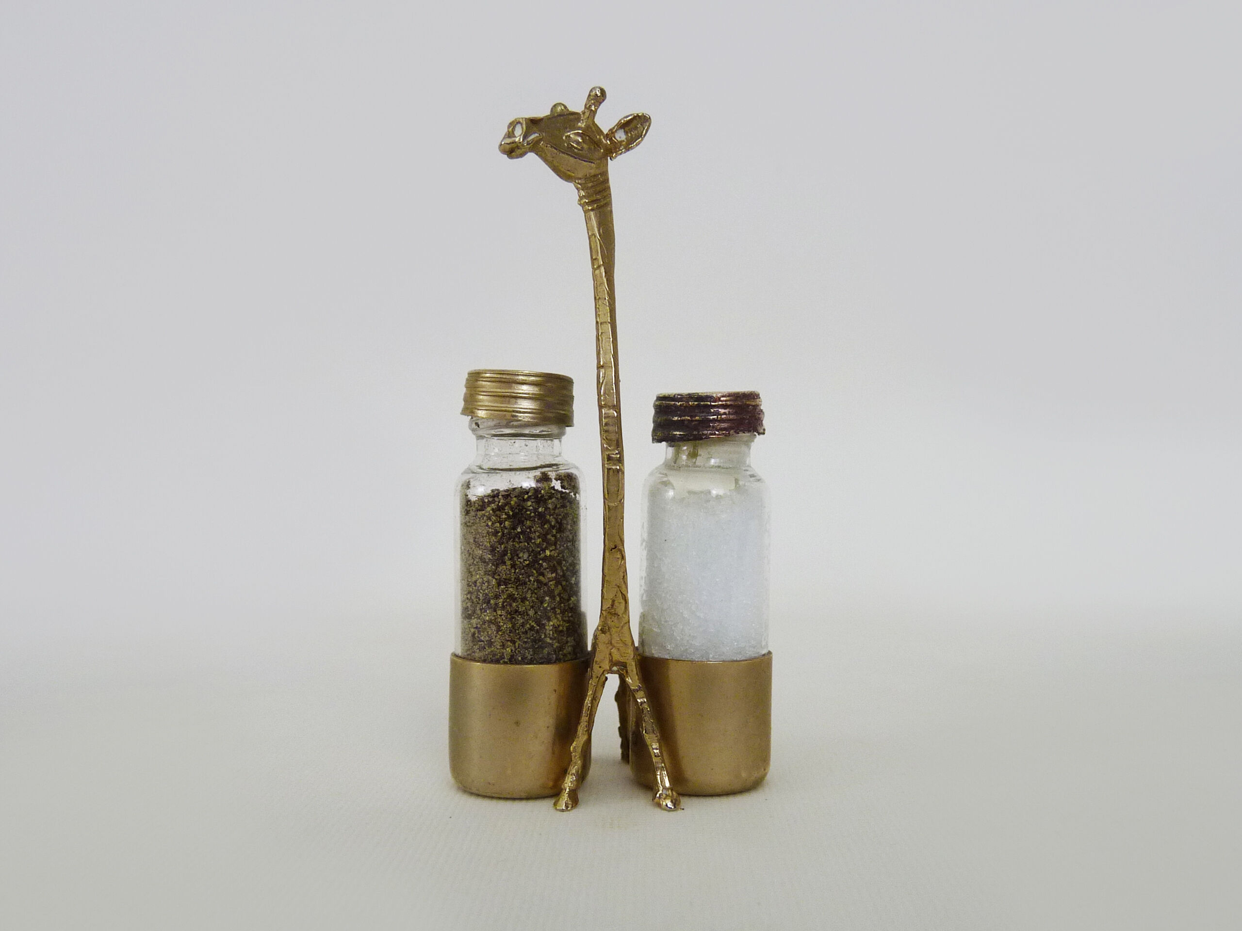 Salt and pepper maker support giraffe year 40 50
