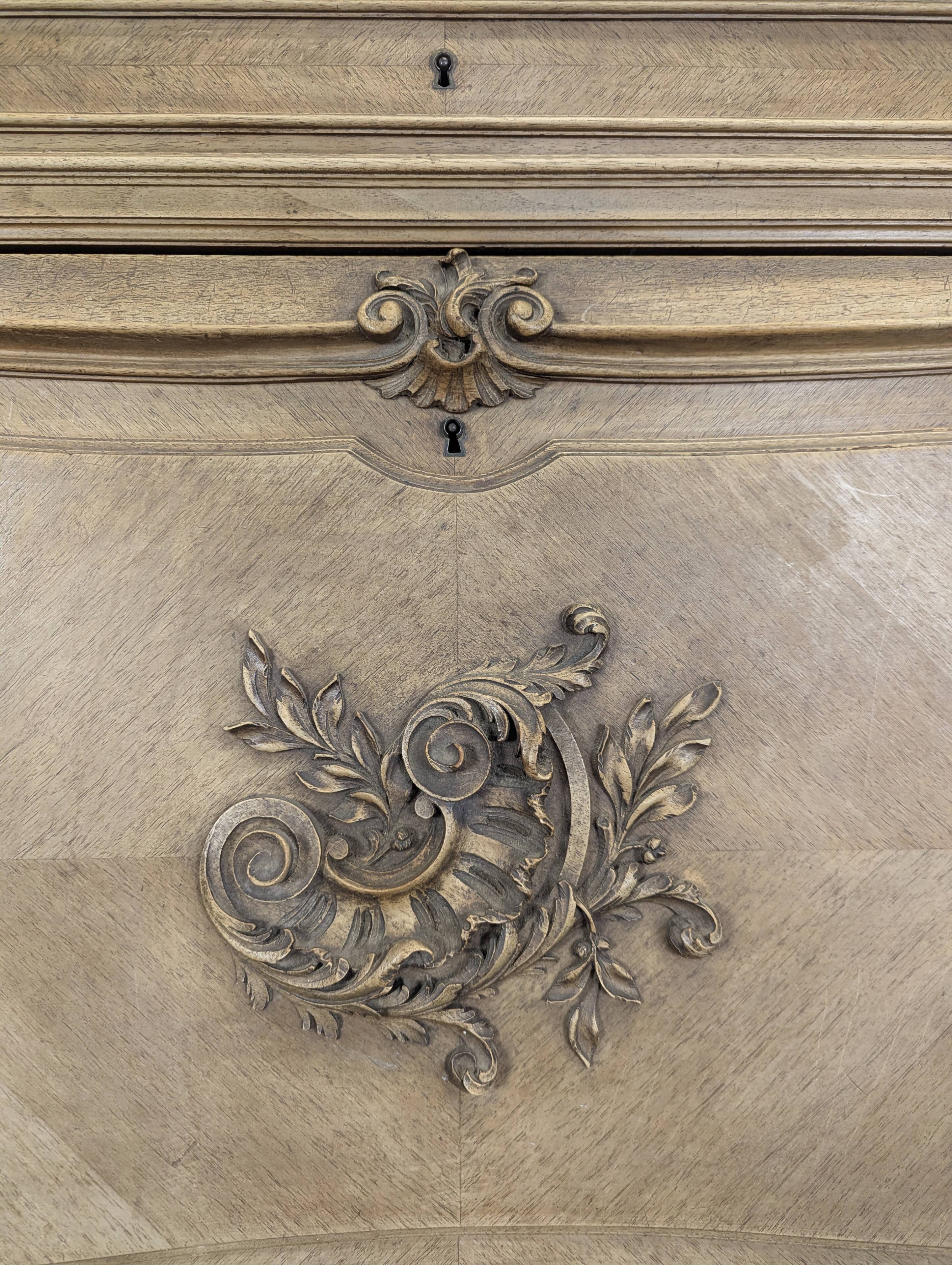 Baroque secretary in Louis XV style made of walnut.