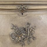 Baroque secretary in Louis XV style made of walnut.