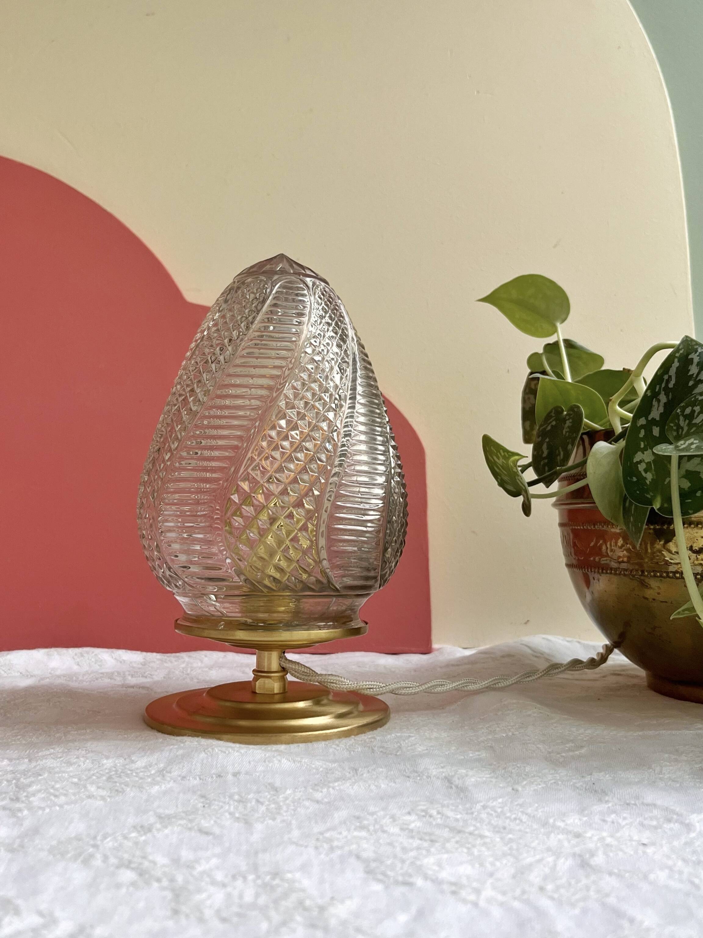 Vintage table lamp in chiseled glass - ogive glass globe