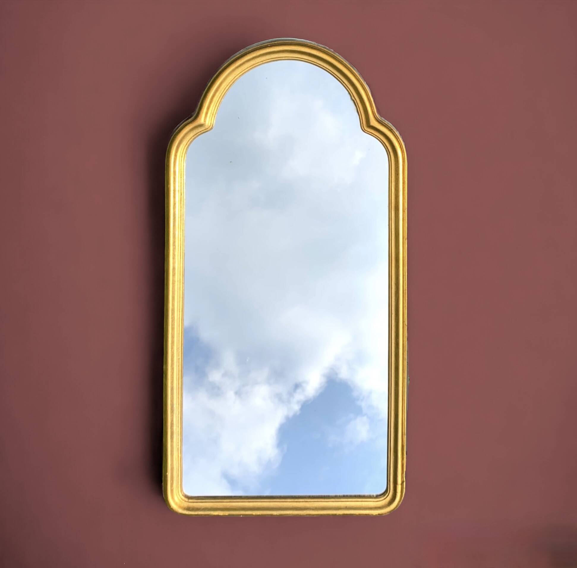 Grand miroir mural style arche en bois peint doré