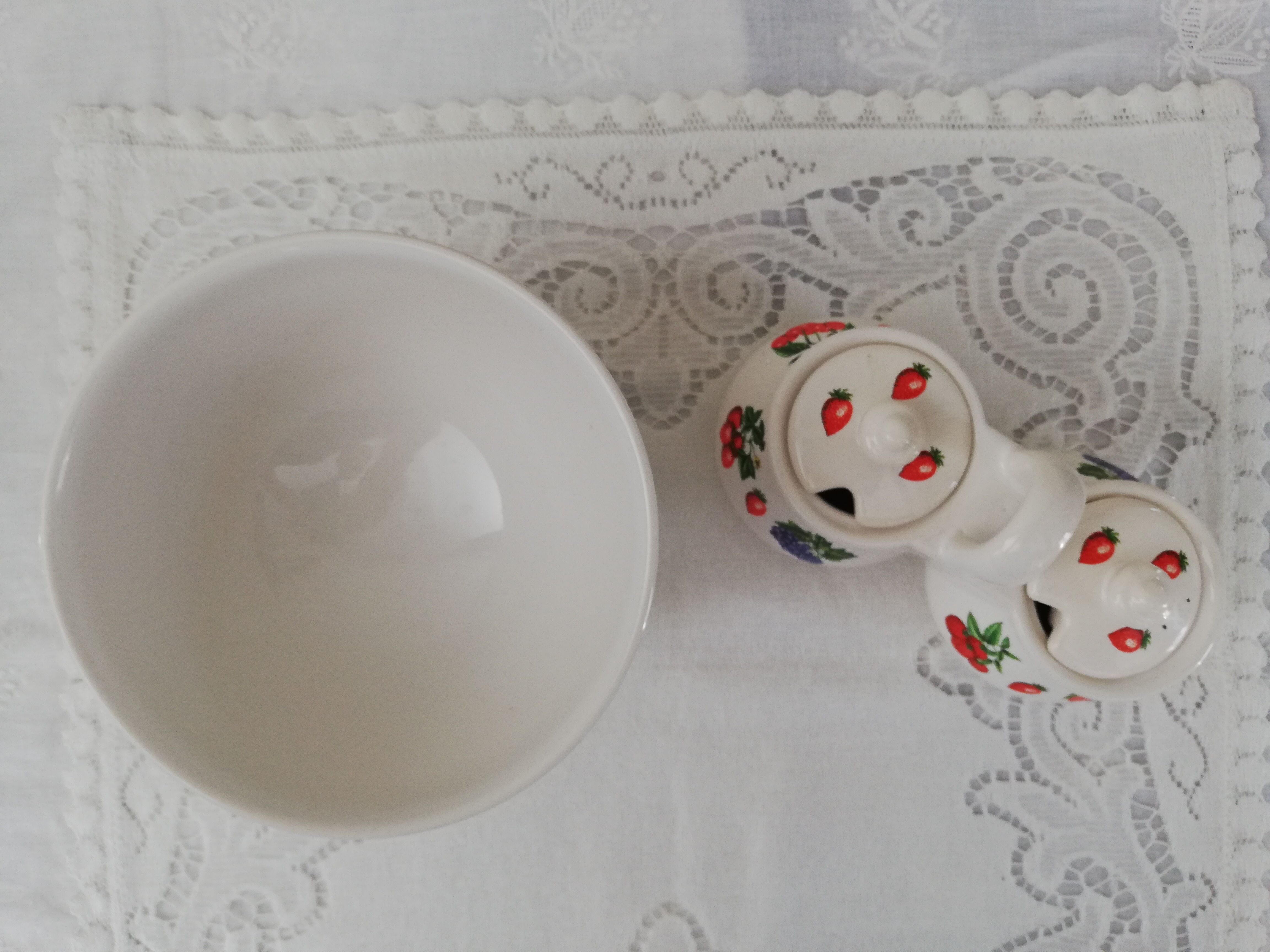 Set 3 large bowls and their sugar bowl, jam maker