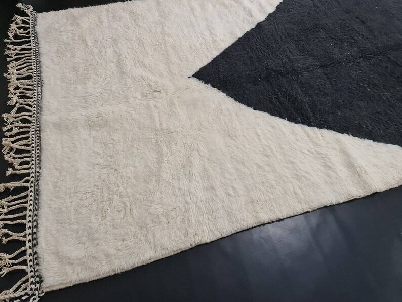 Beni Ouraine rug, white and black, handwoven in the traditional style, size 150x250cm
