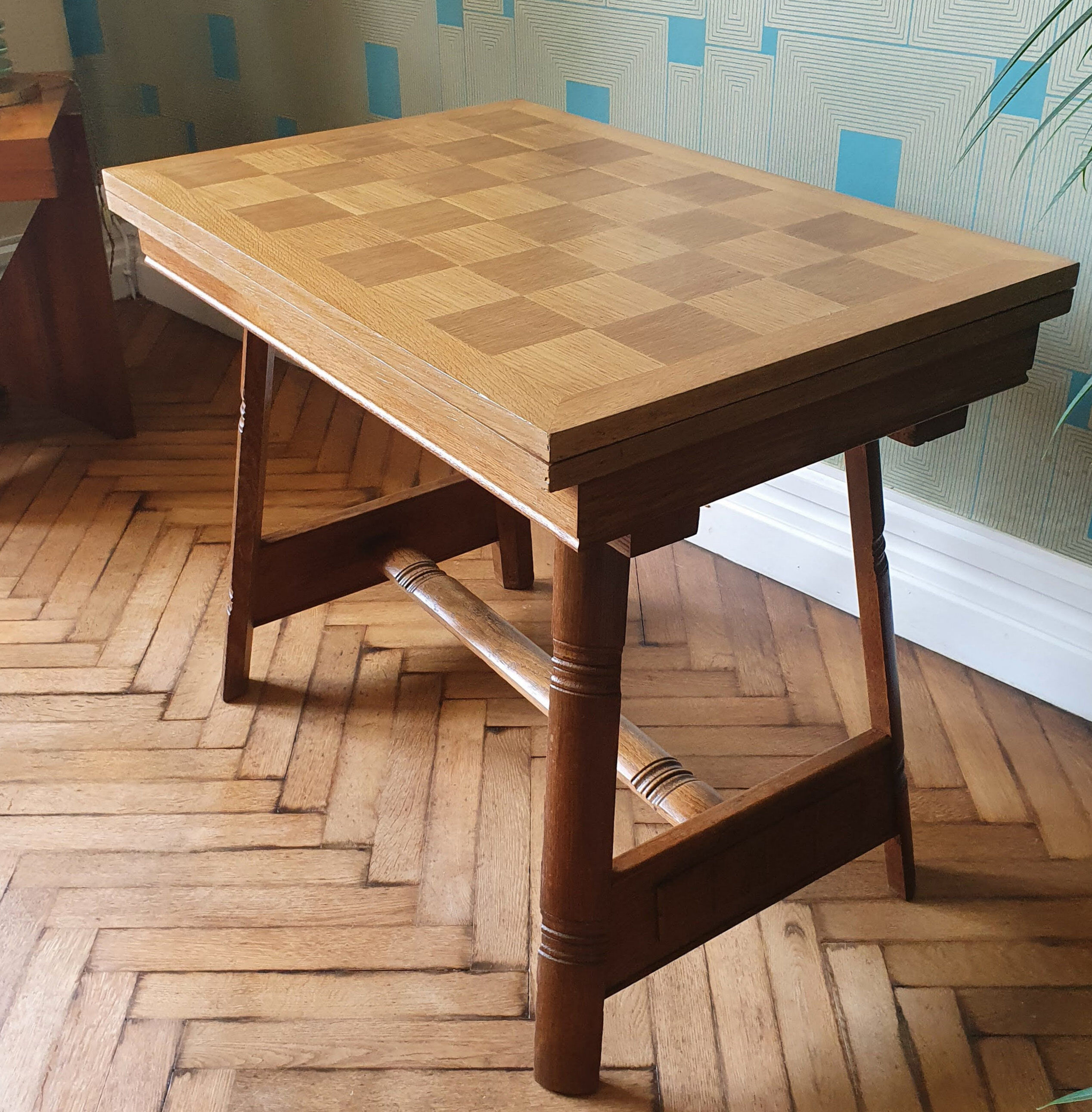 Extendable table Scandinavian design.