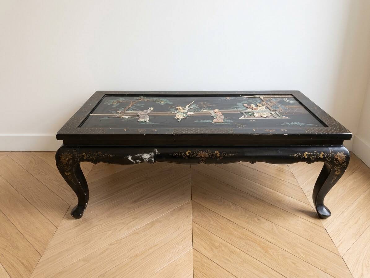 Table basse chinoise en bois laqué noir et décor doré