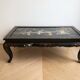 Table basse chinoise en bois laqué noir et décor doré
