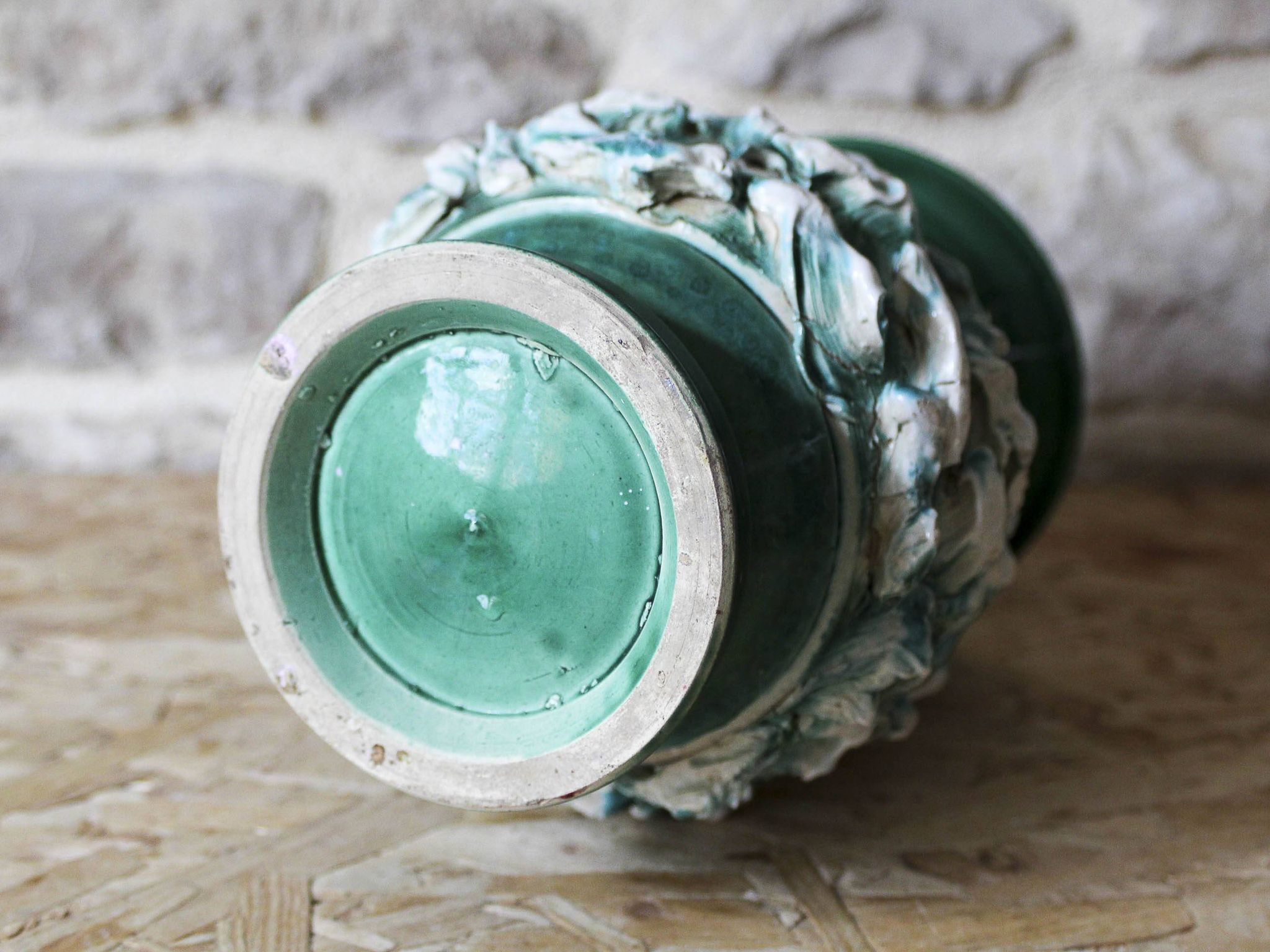 Vase en céramique à décor en barbotine