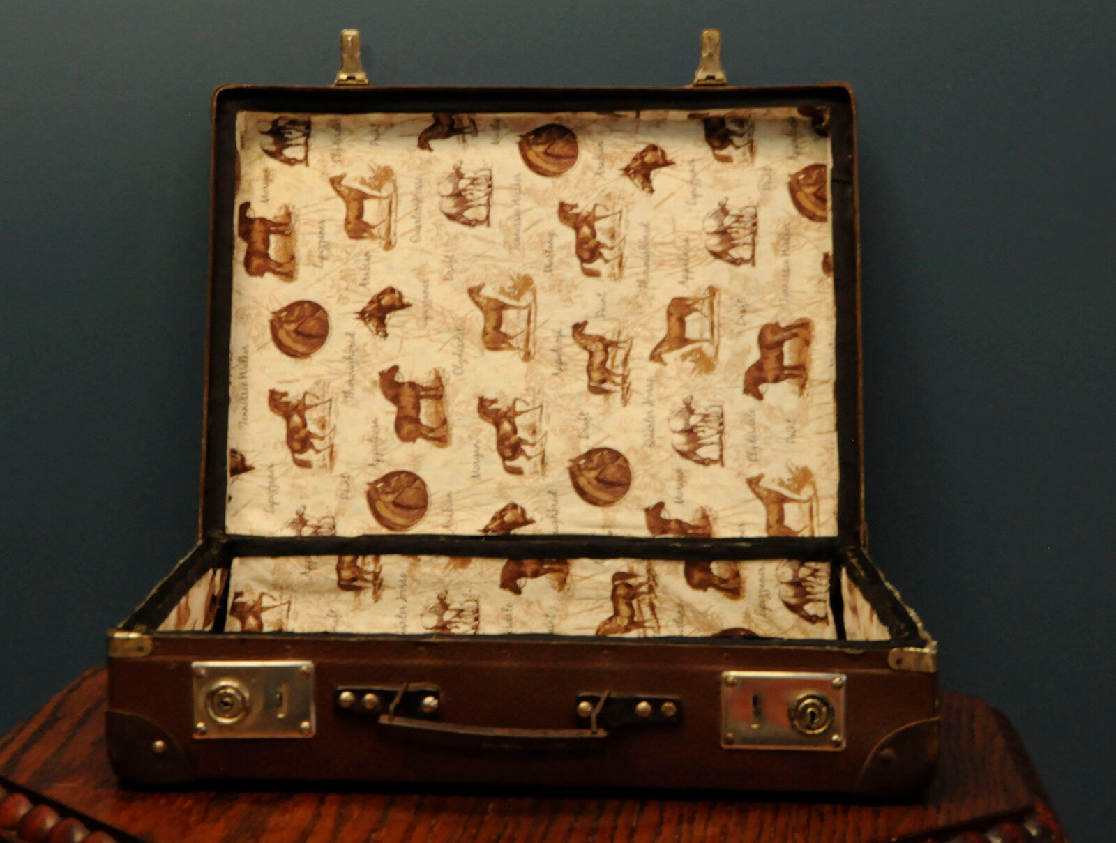 Retro suitcase 60s 70s vintage