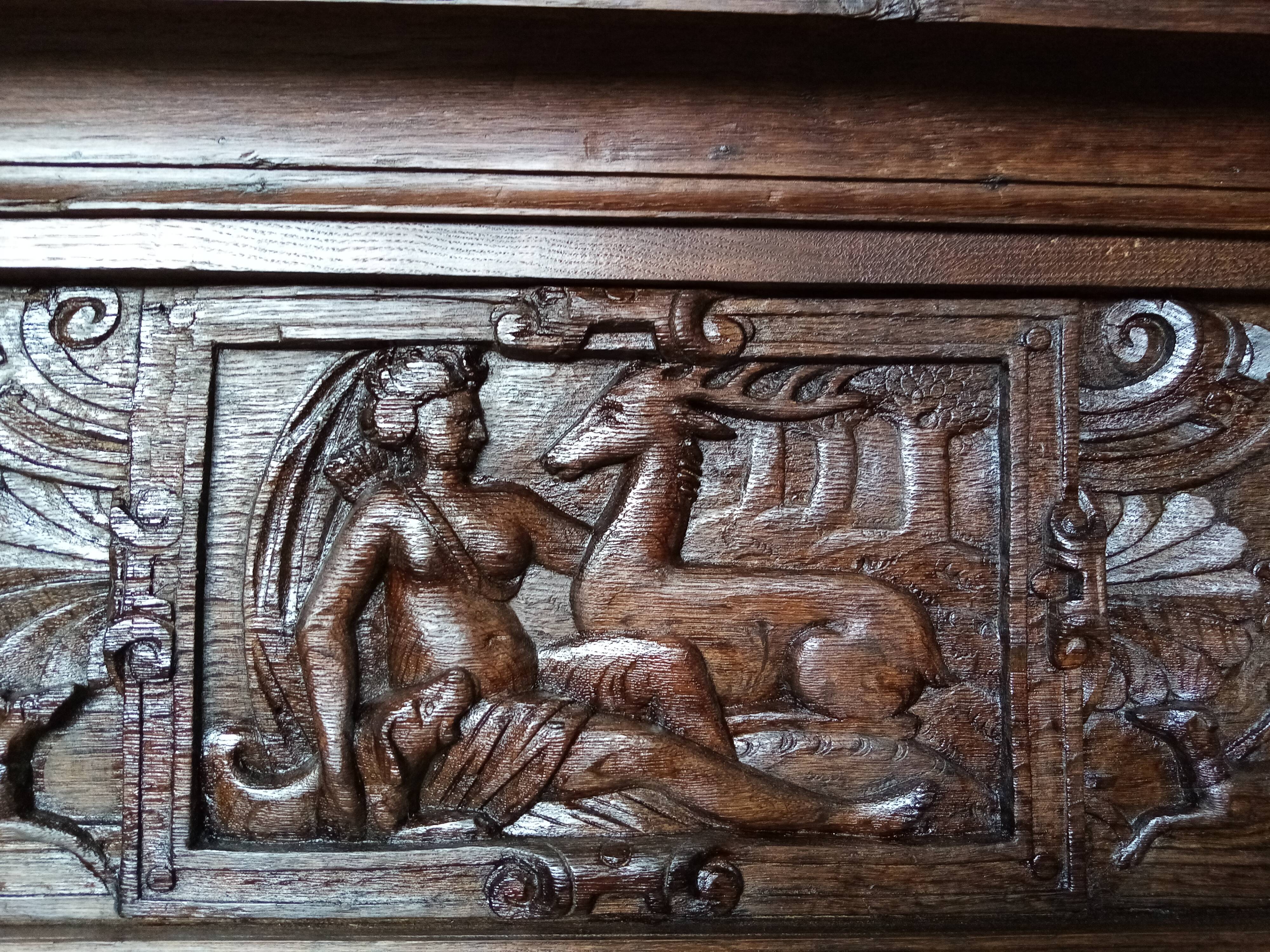 Buffet 2 corps sculpté du XVI ème siècle
