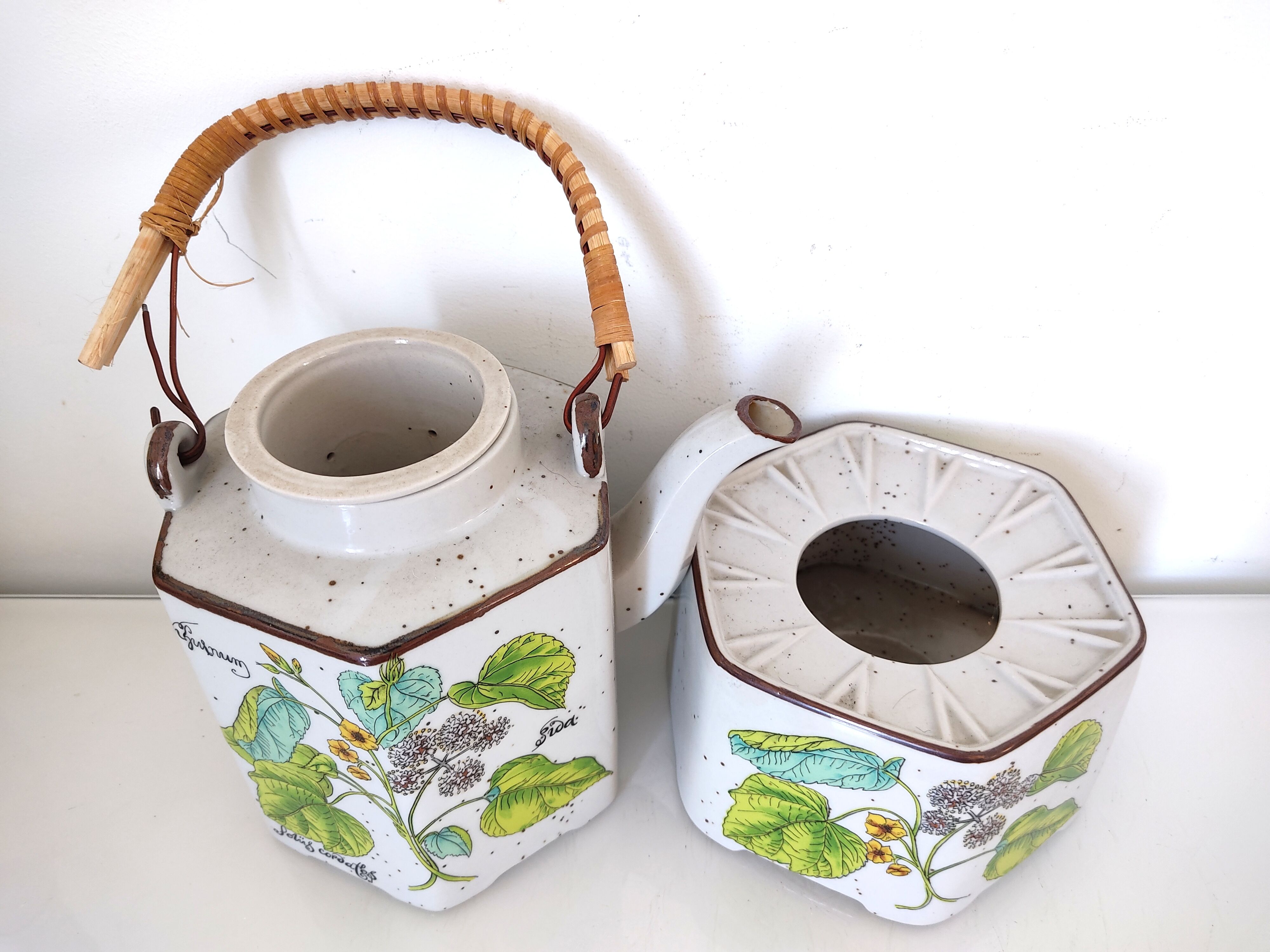 Teapot, stove and 6 cups