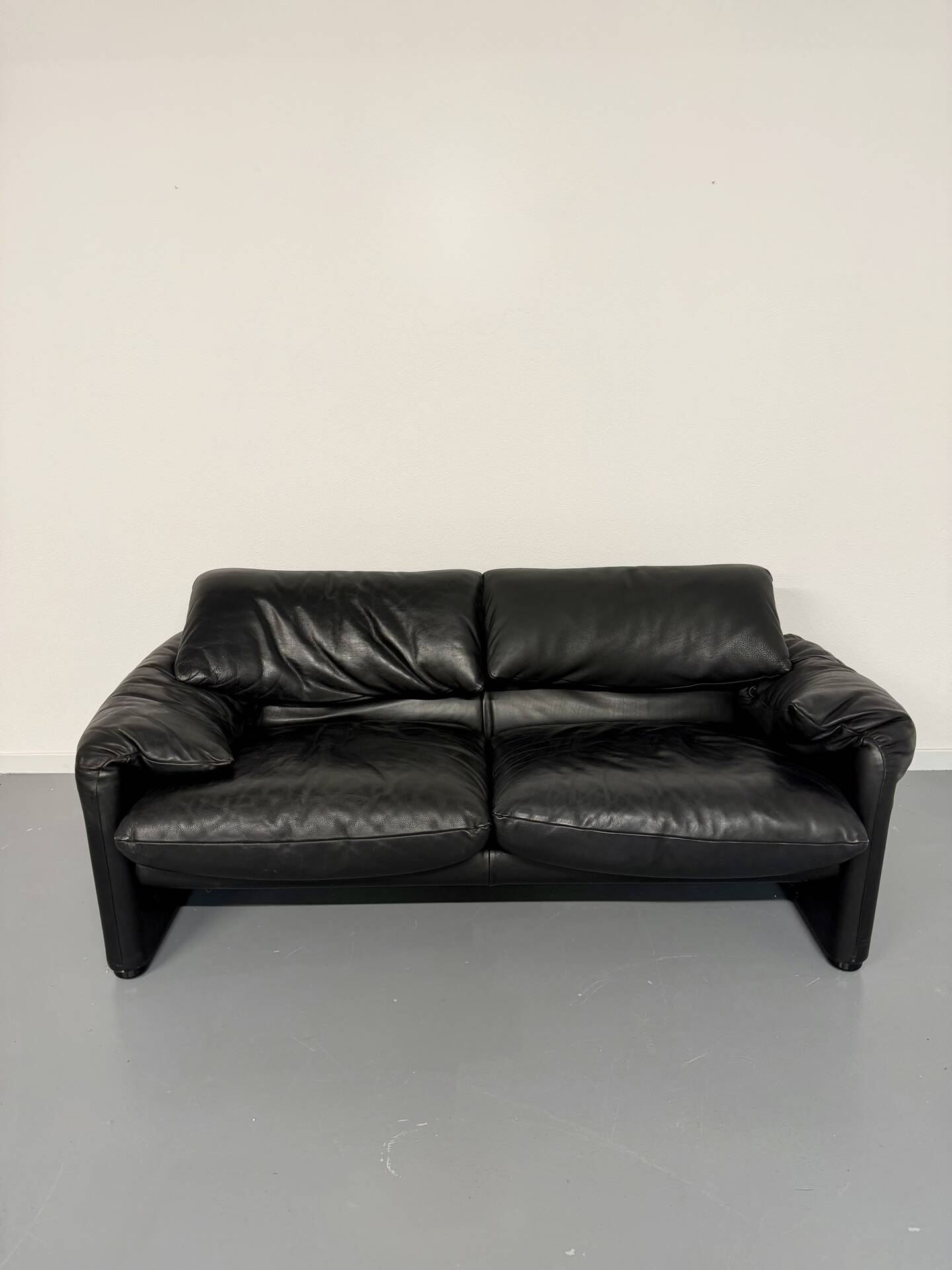 Canapé maralunga design design Vico MAGISTRETTI Cassina en cuir noir