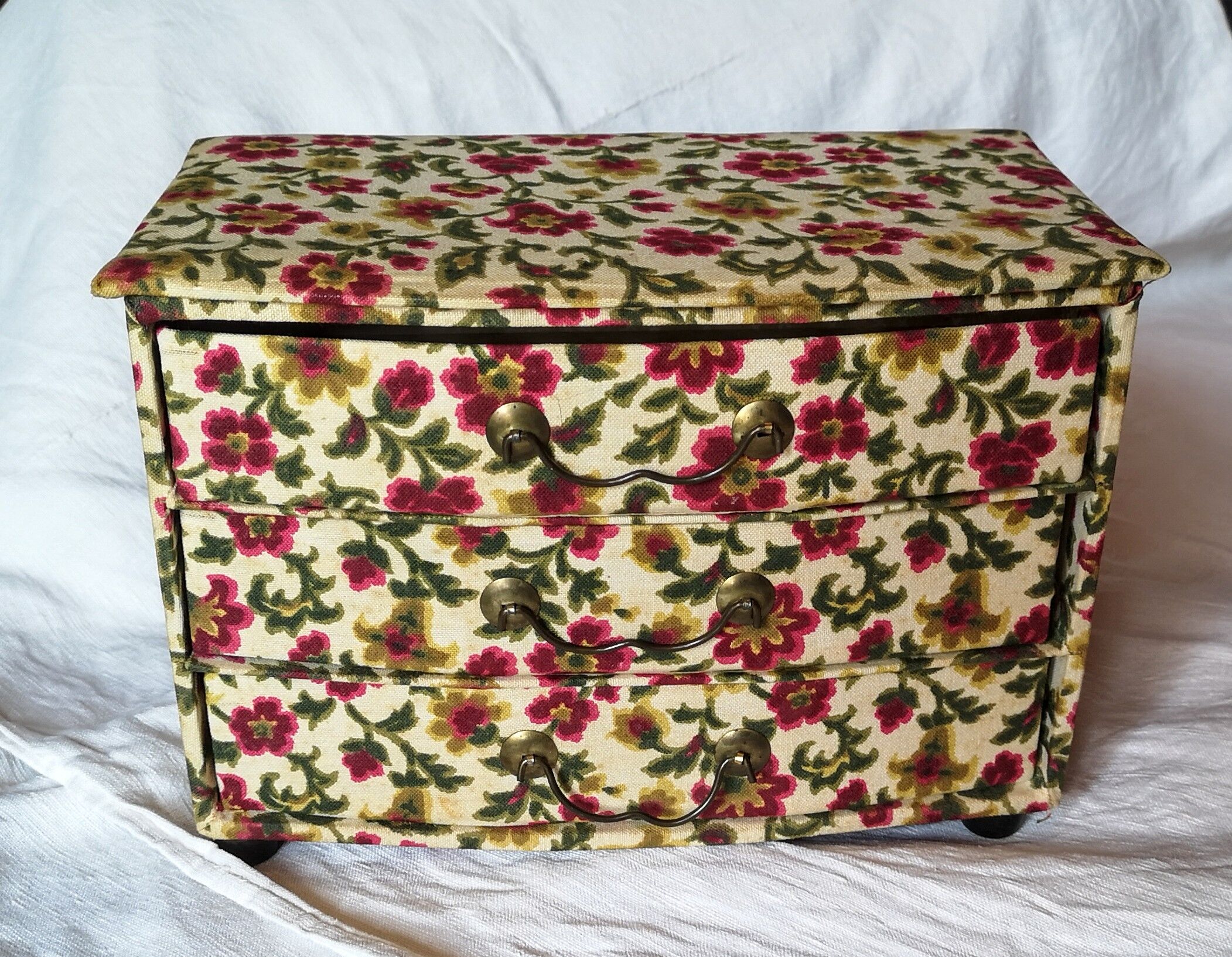 Vintage mini-chest of drawers, made of fabric to store your jewelry