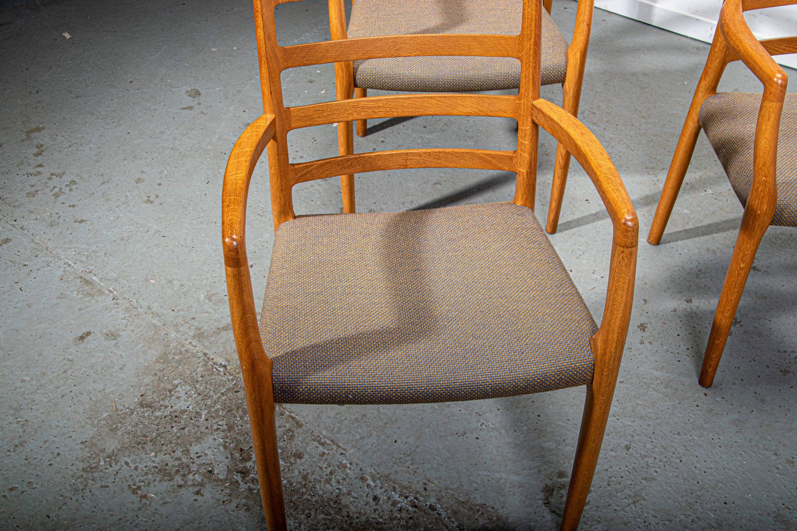 Fauteuils JL Moller modèle 68 en chêne avec tissu d'origine. Fabriqués au Danemark vers 1990.