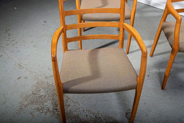 Fauteuils JL Moller modèle 68 en chêne avec tissu d'origine. Fabriqués au Danemark vers 1990.