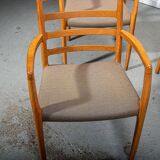 Fauteuils JL Moller modèle 68 en chêne avec tissu d'origine. Fabriqués au Danemark vers 1990.