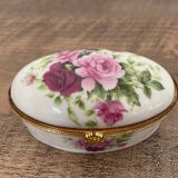 Oval pill box