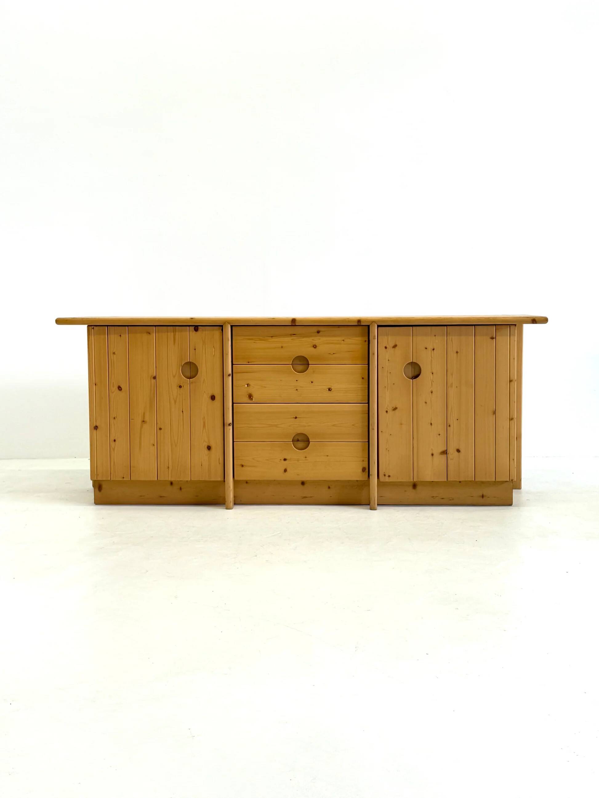 Buffet en pin par Charlotte Perriand pour Les Arcs