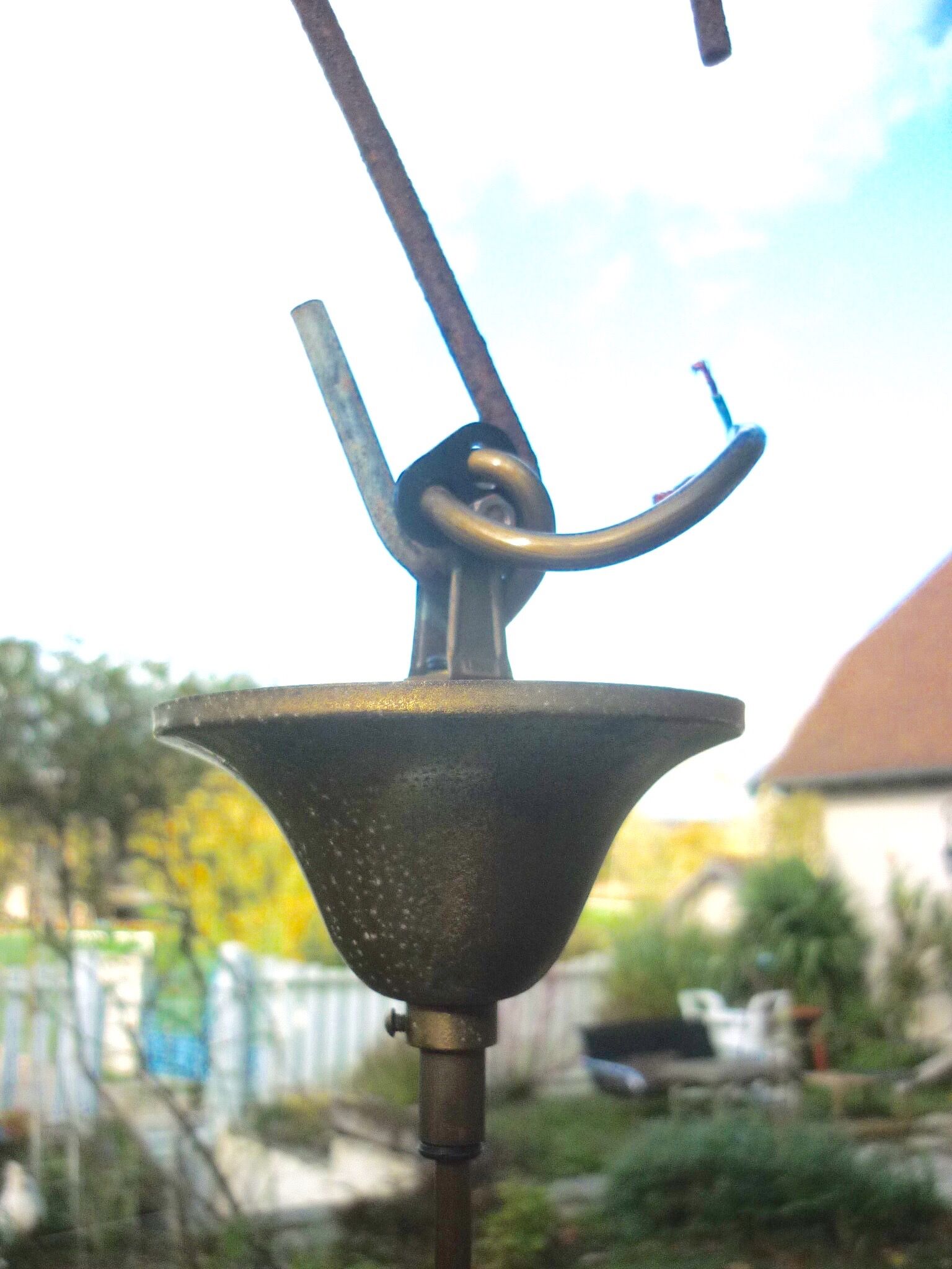 Hanging undulating opaline blinds