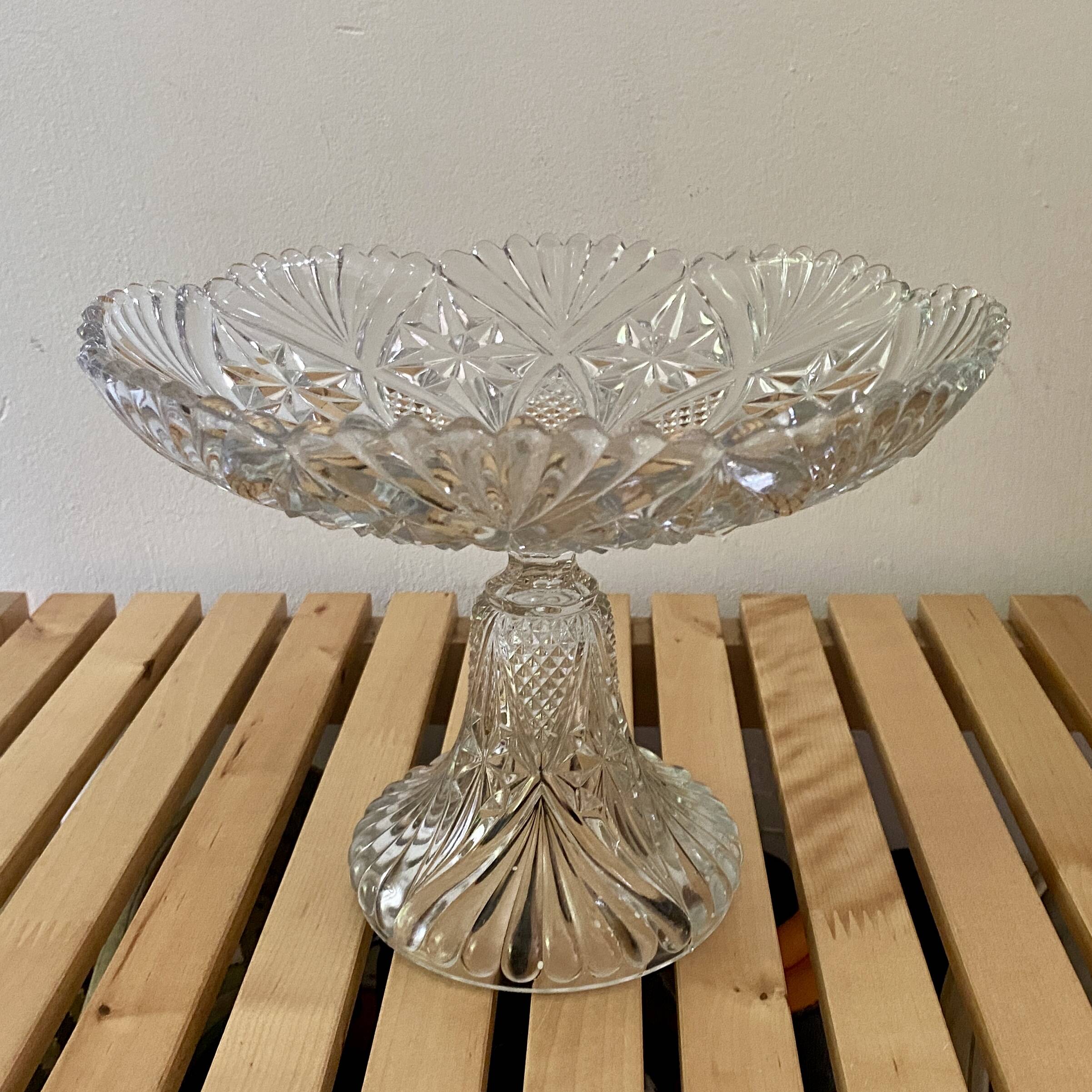 Compotier ou assiette à pied en verre ciselé vintage
