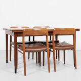 Table à manger danoise du milieu du siècle en teck et chaussettes noires par Niels Otto Møller années 1960