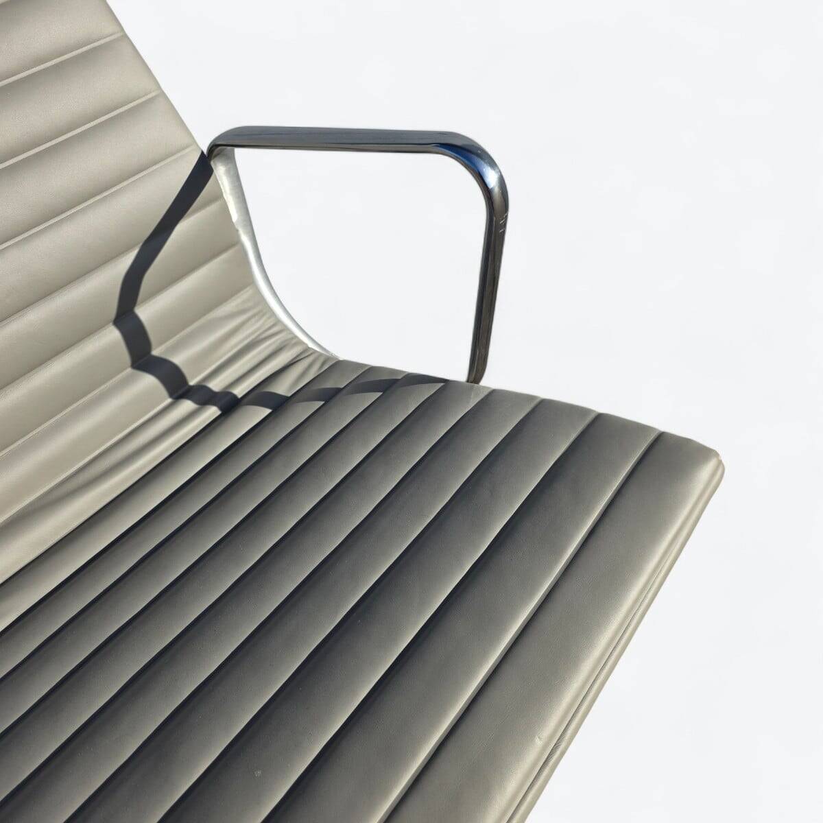 Light Grey Herman Miller Original Eames EA335 Desk Aluminium Chair