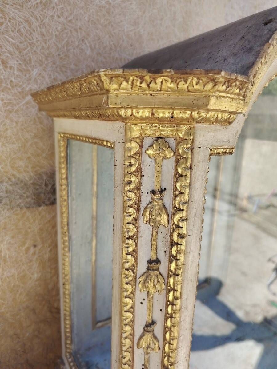 Italian display cabinet from the mid-18th century, Louis XV period, in lacquered and gilded wood.