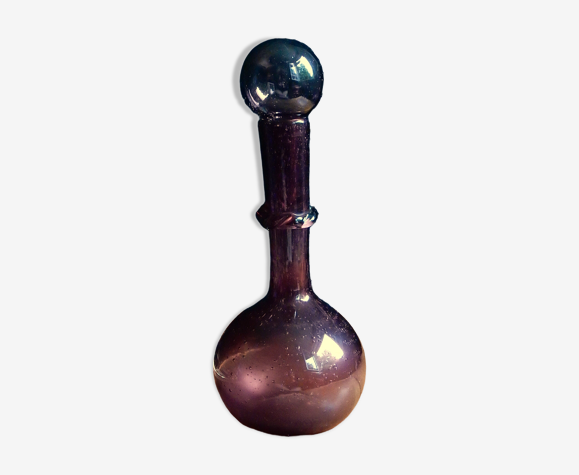 Carafe en verre soufflé dans le style Biot couleur prune