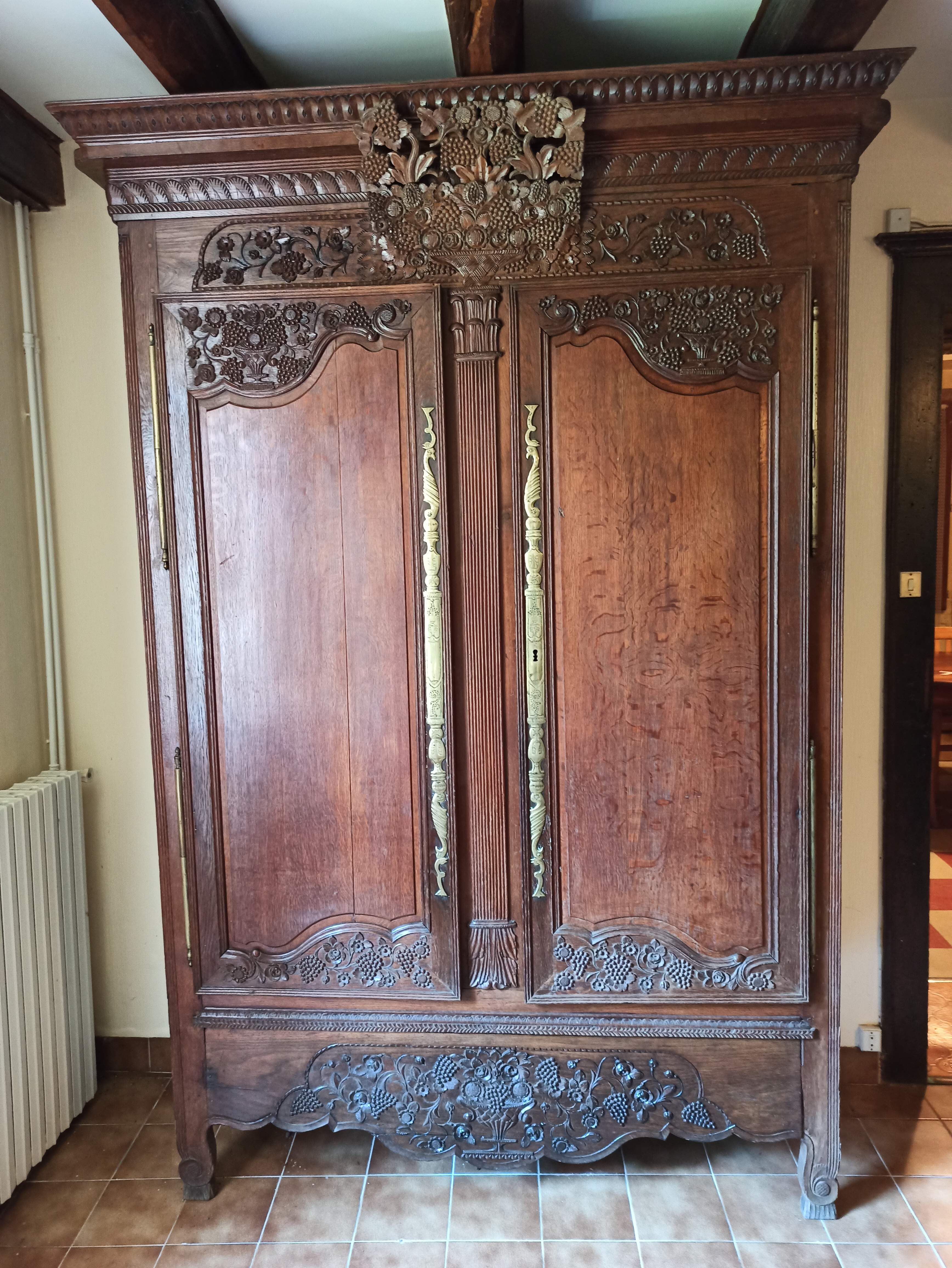 Norman wardrobe in oak Solid basket bouquet of flowers