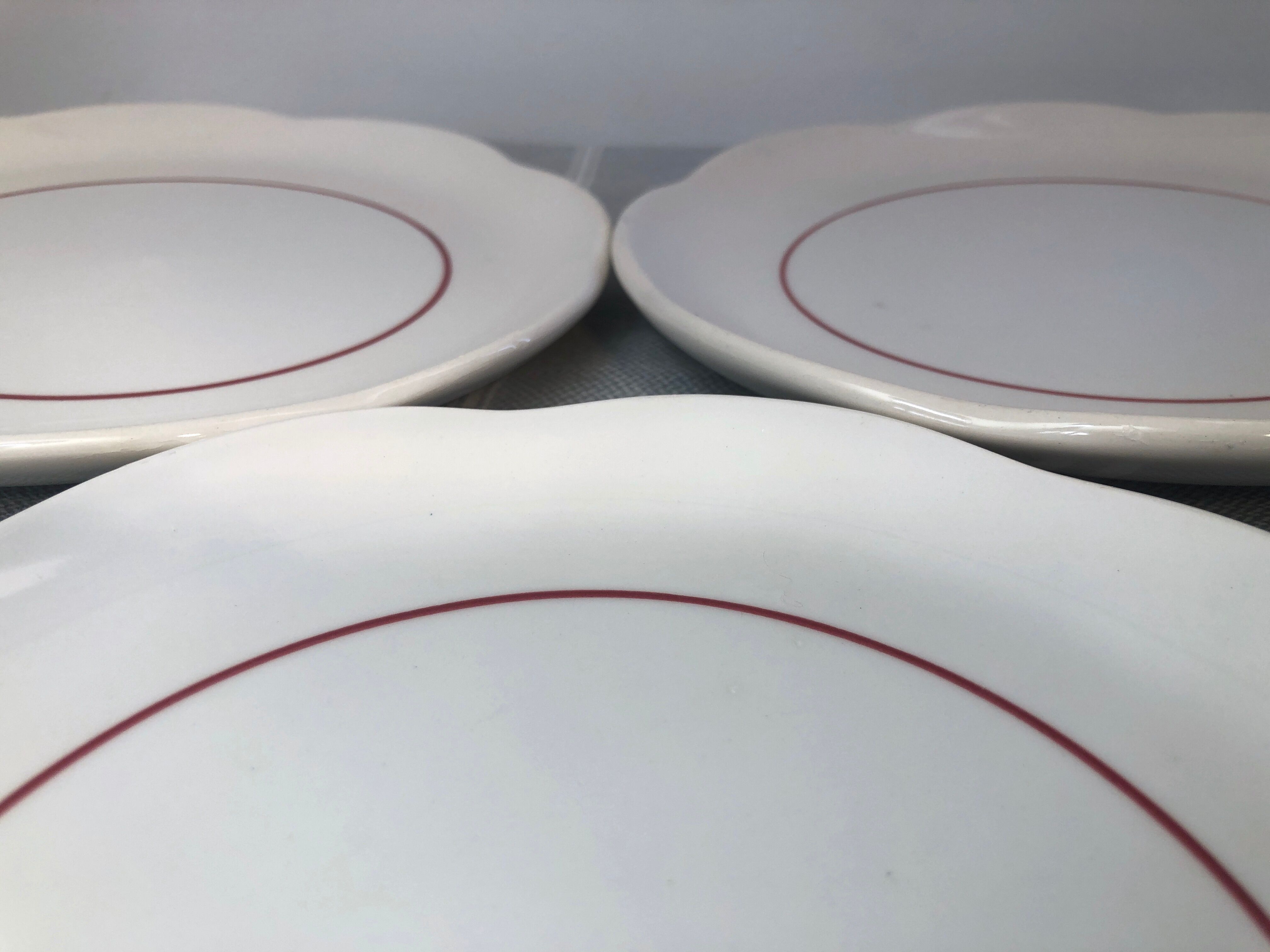Hollow plates and vintage dessert Cream Raspberry Line