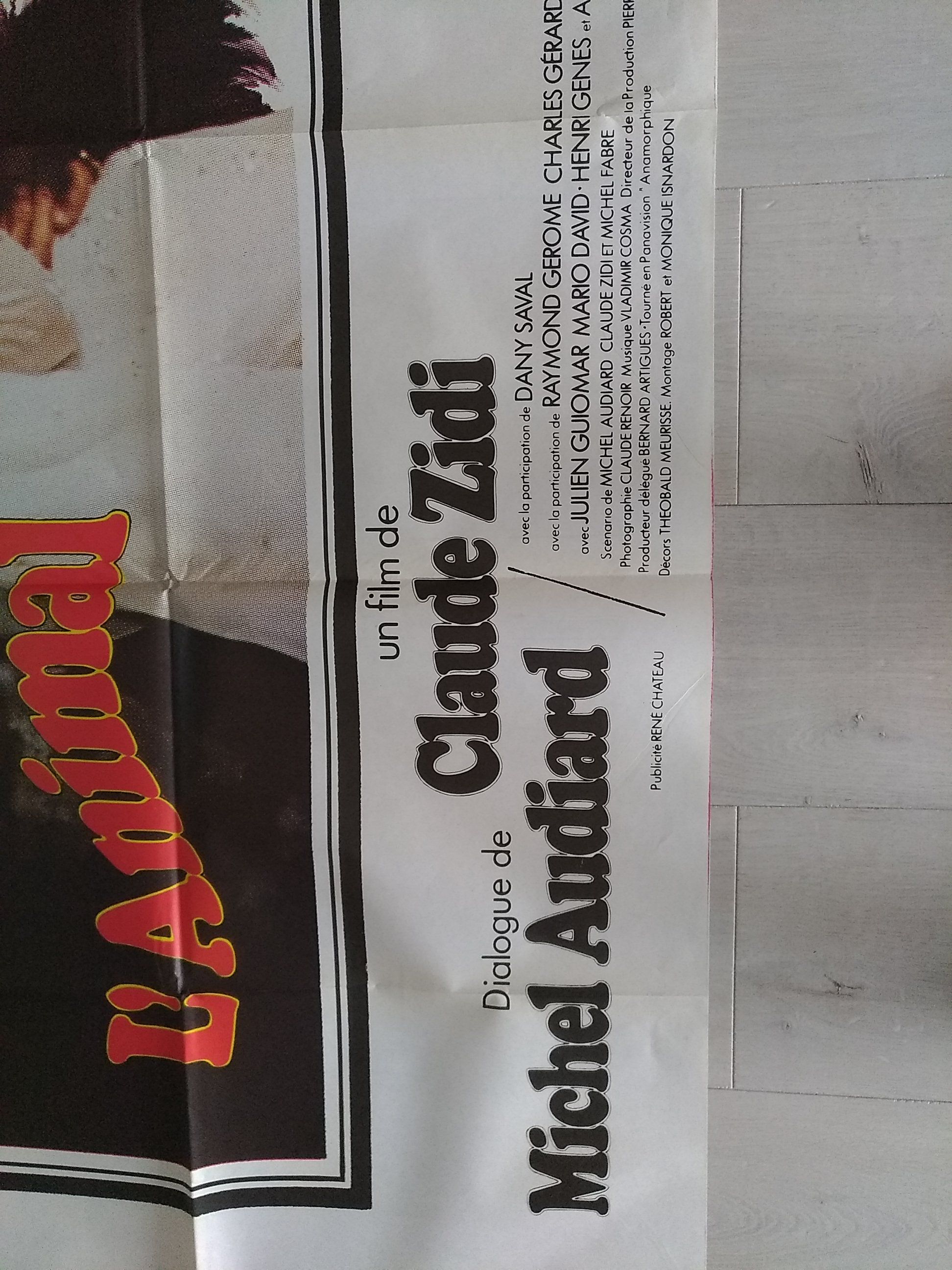 An original folded poster L'animal Belmondo Raquel Welch 1977