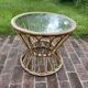 Table basse en rotin et plateau en verre