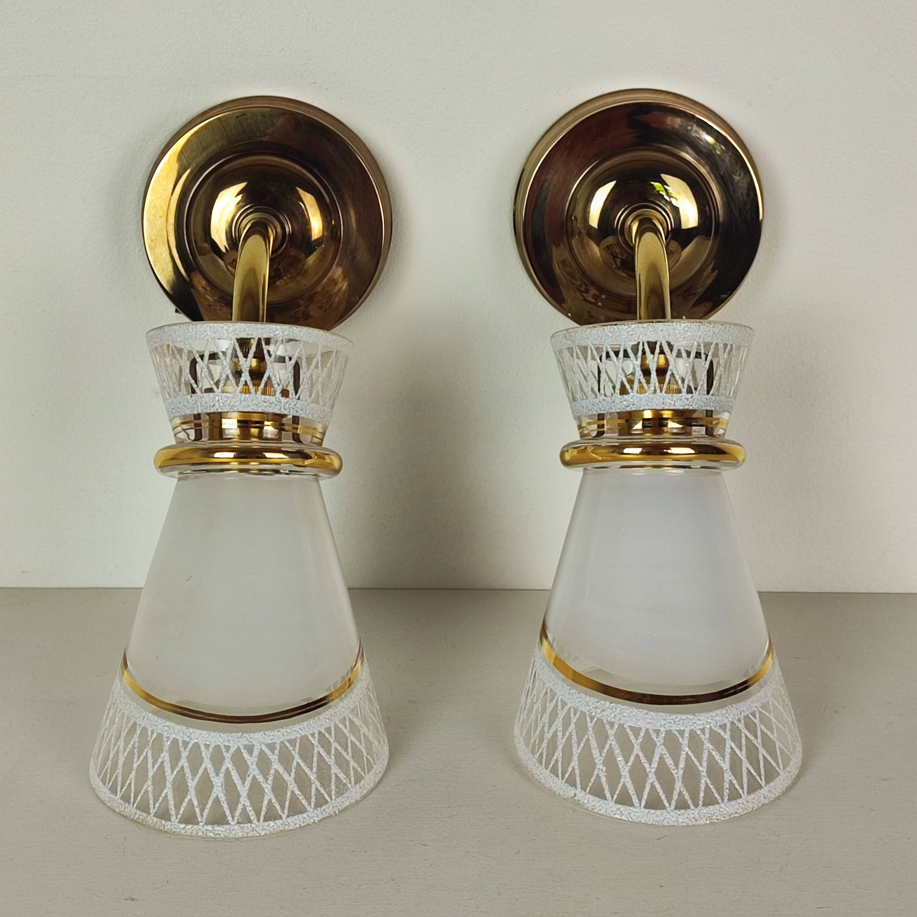 Pair of 50' wall lights