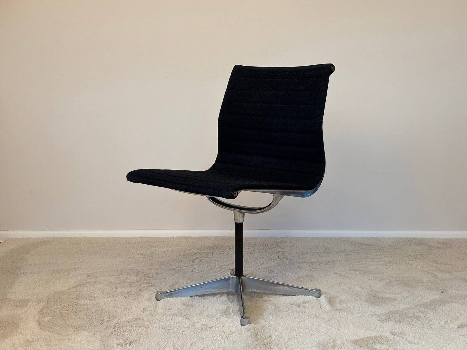 Model EA 105 aluminium swivel chair by Eames for Herman Miller, 1970s