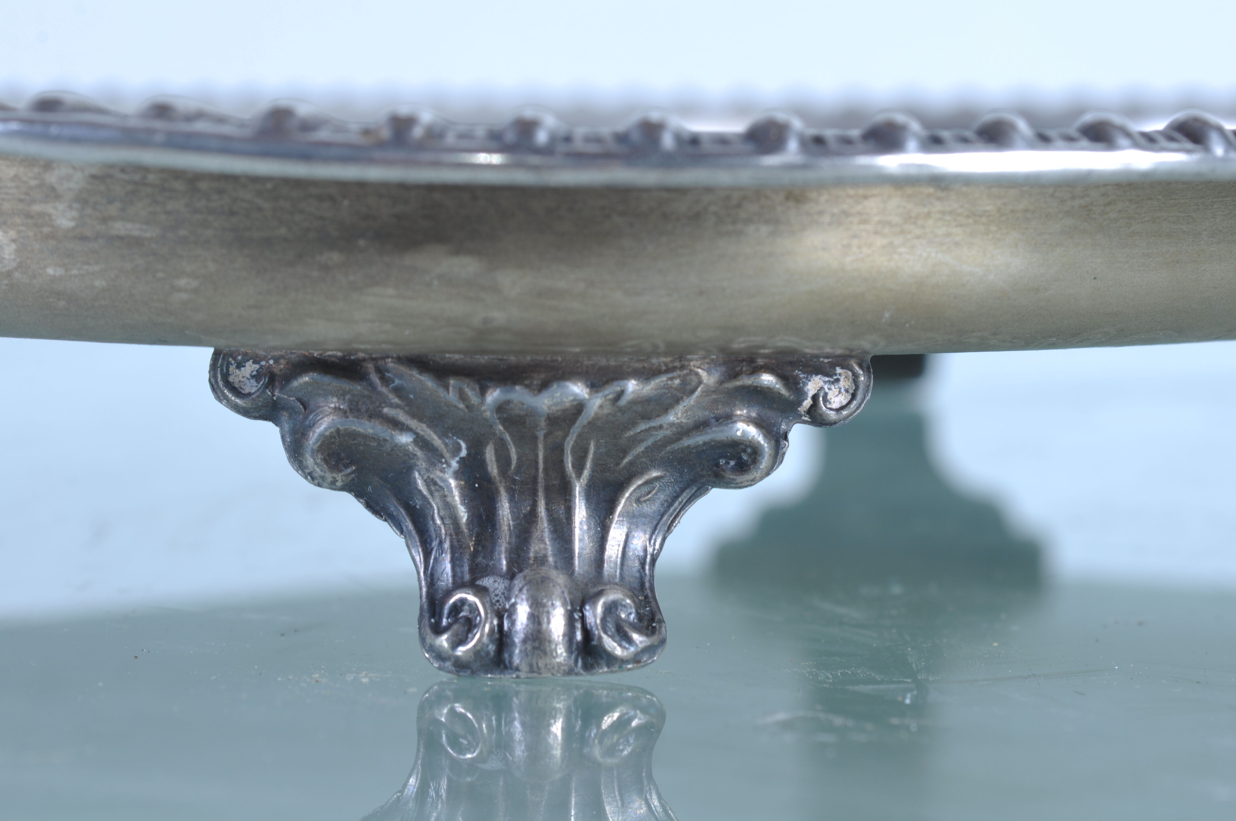 Silver metal top on stand (Leonardo Silver)