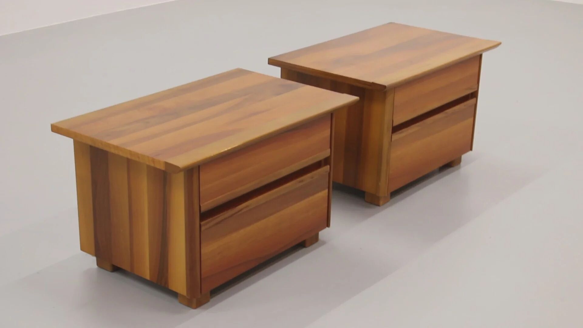 Tables de chevet en noyer italien des années 1970 – élégance italienne intemporelle