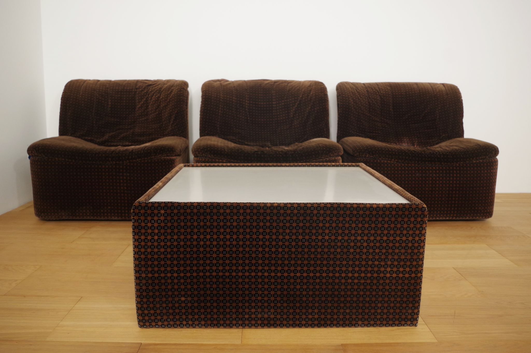 Armchairs Emmetre with Table by Guido Fareschini for Mariani, 1970s, Set of 4