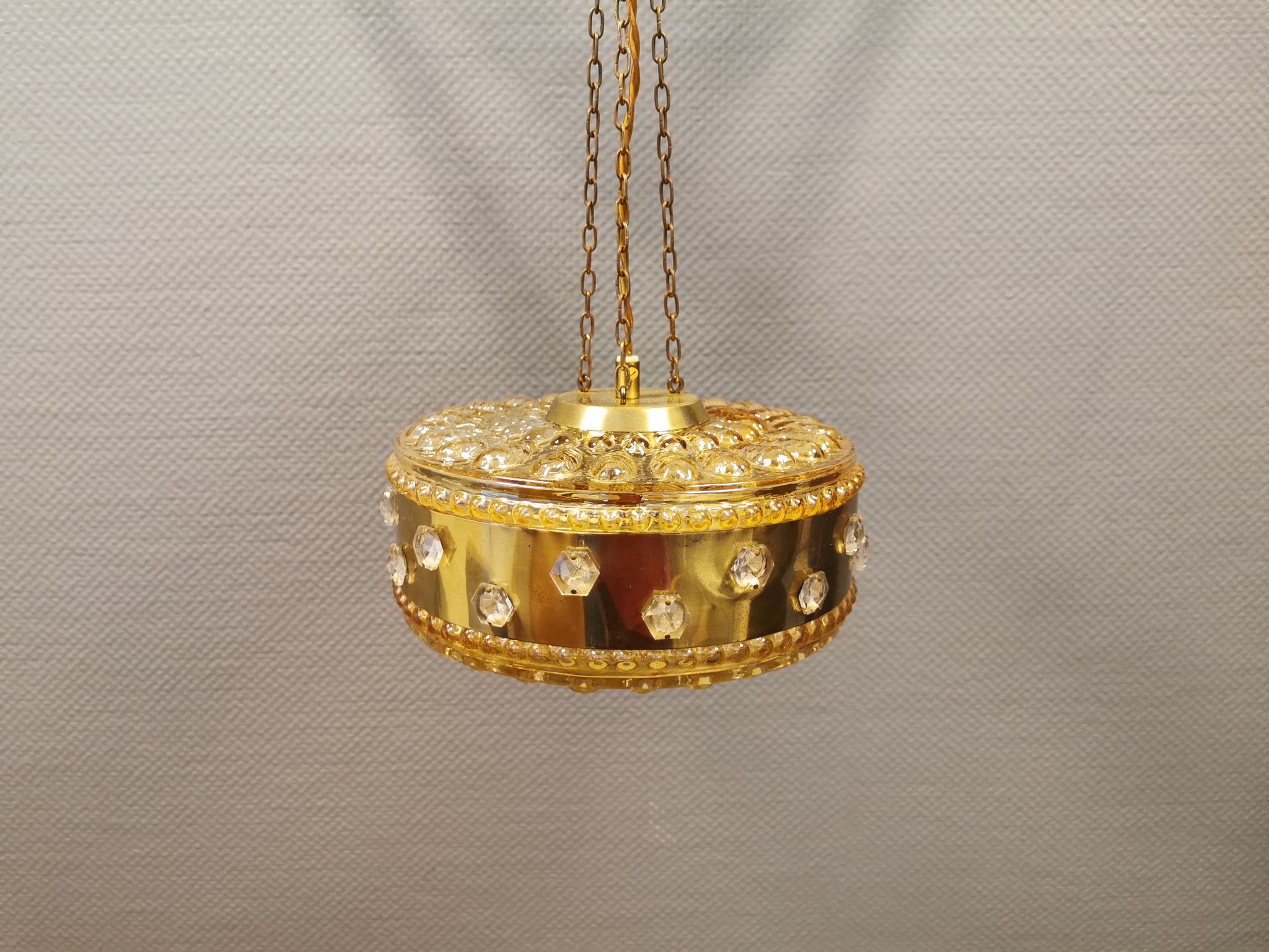 Ceiling-hanging lamp in glass with prisms and metal details