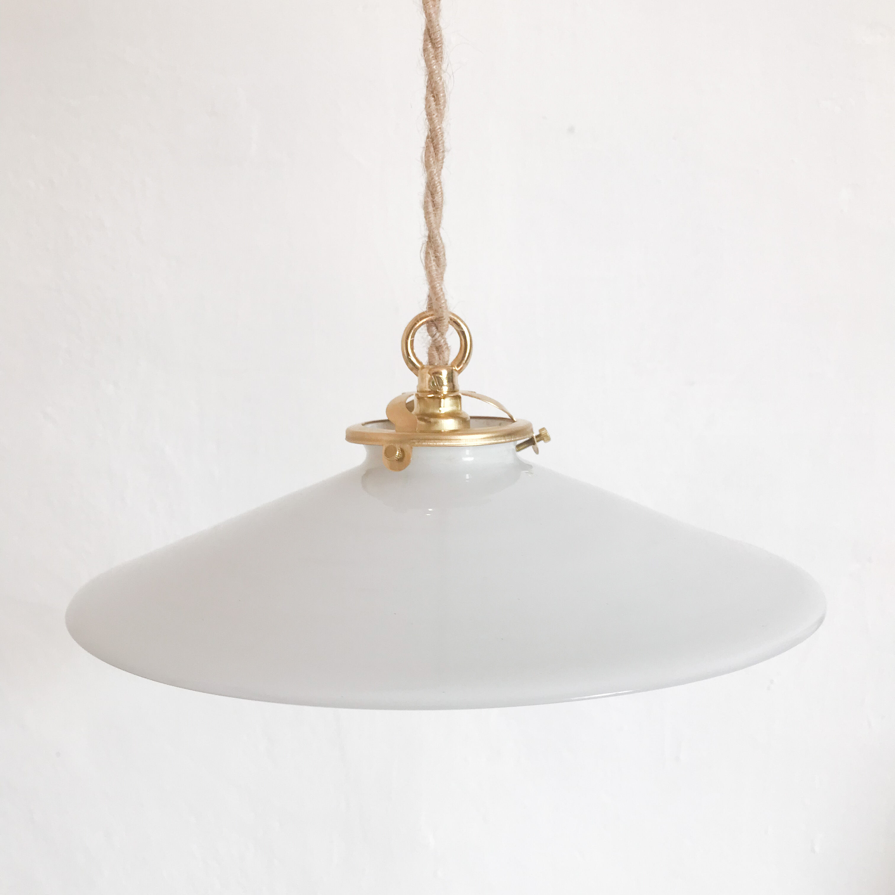 Old opaline flat suspension