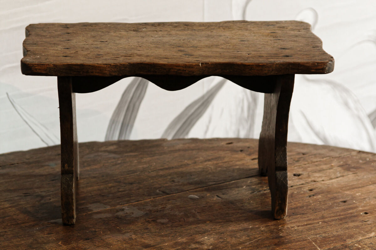 Marche pied en bois brut