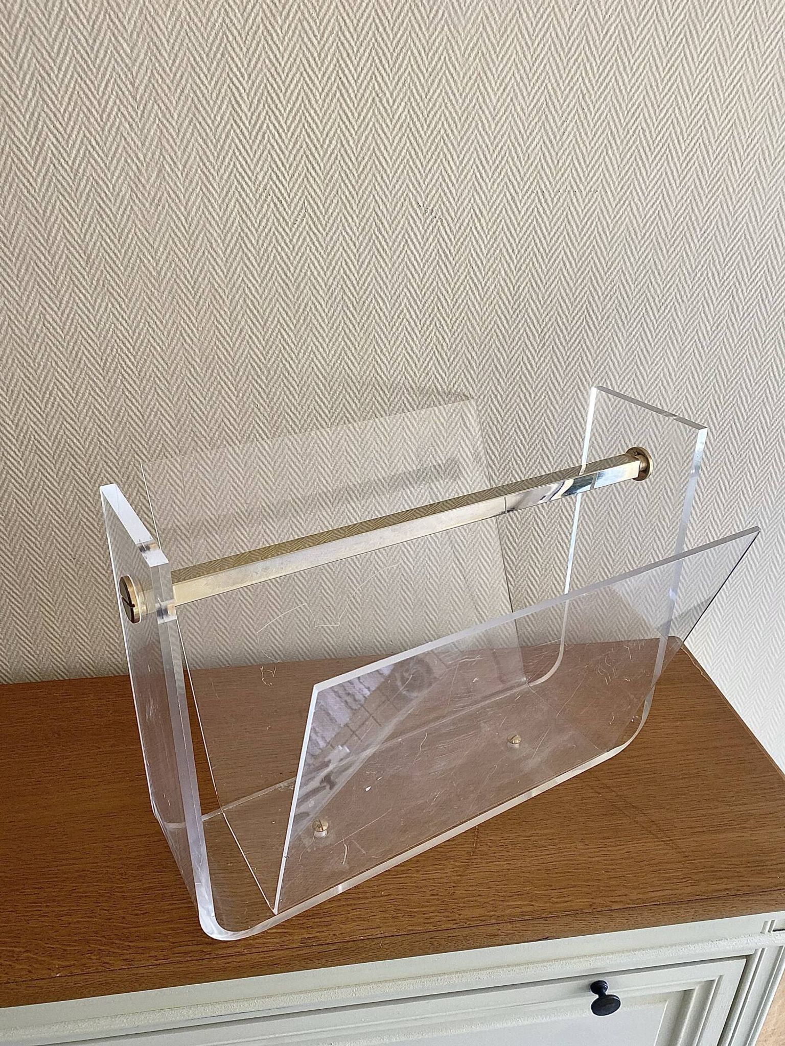 Porte revue vintage en plexiglass par David lange