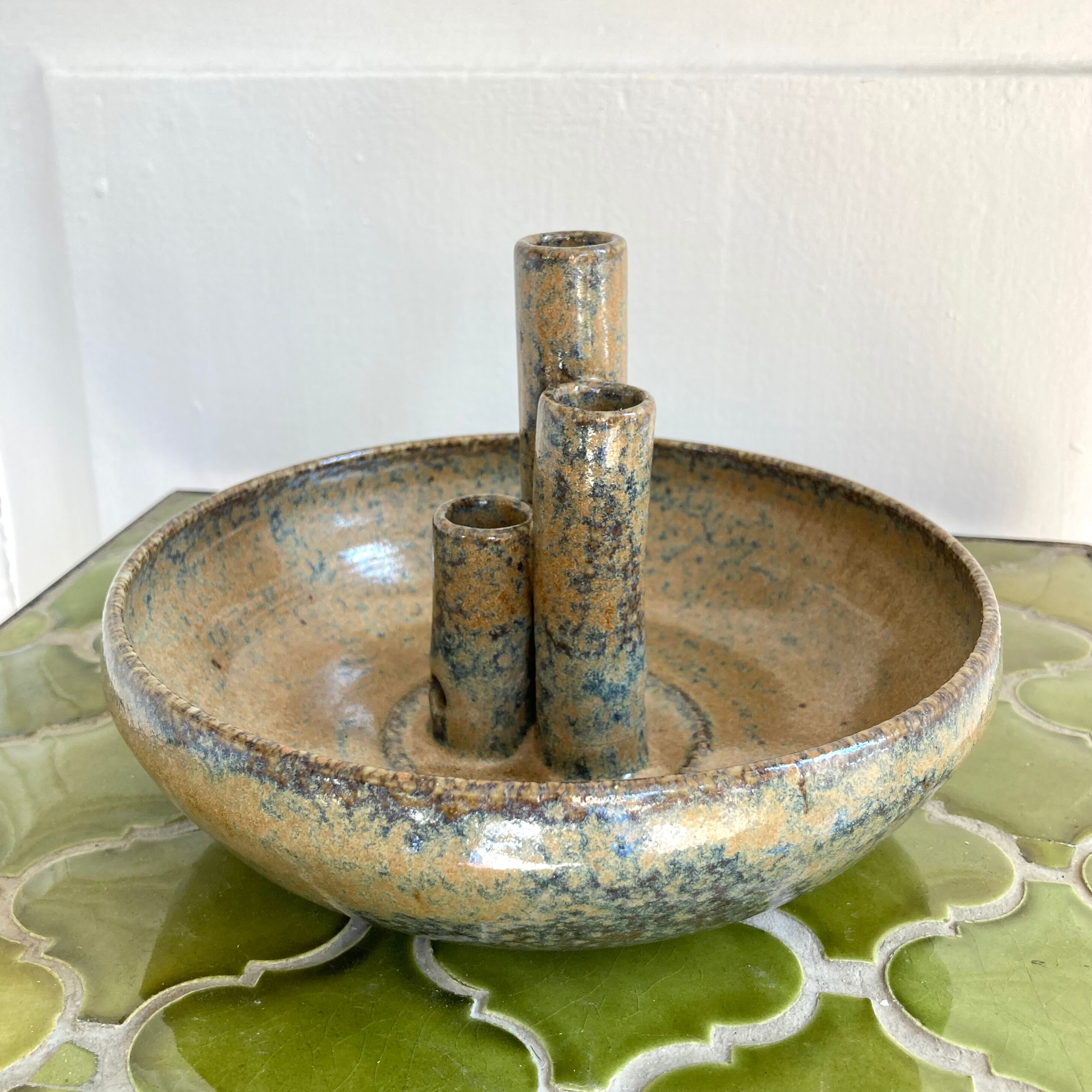 Pique vase flowers with sandstone cup