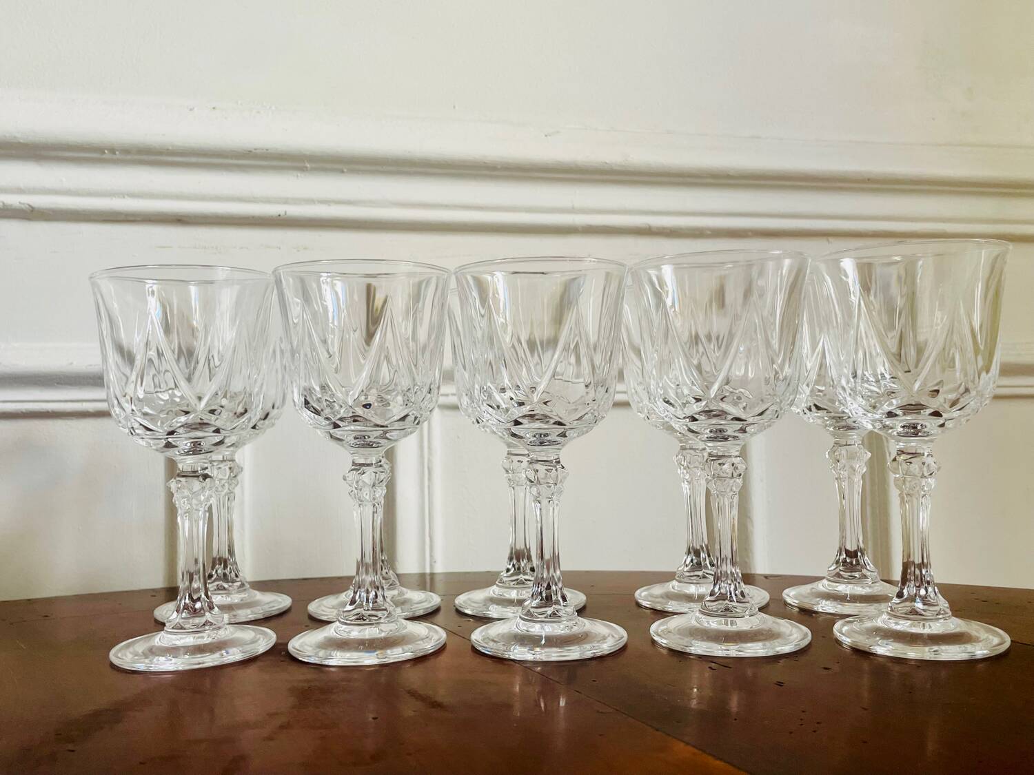 Service de 10 verres à pied en cristal ciselé
